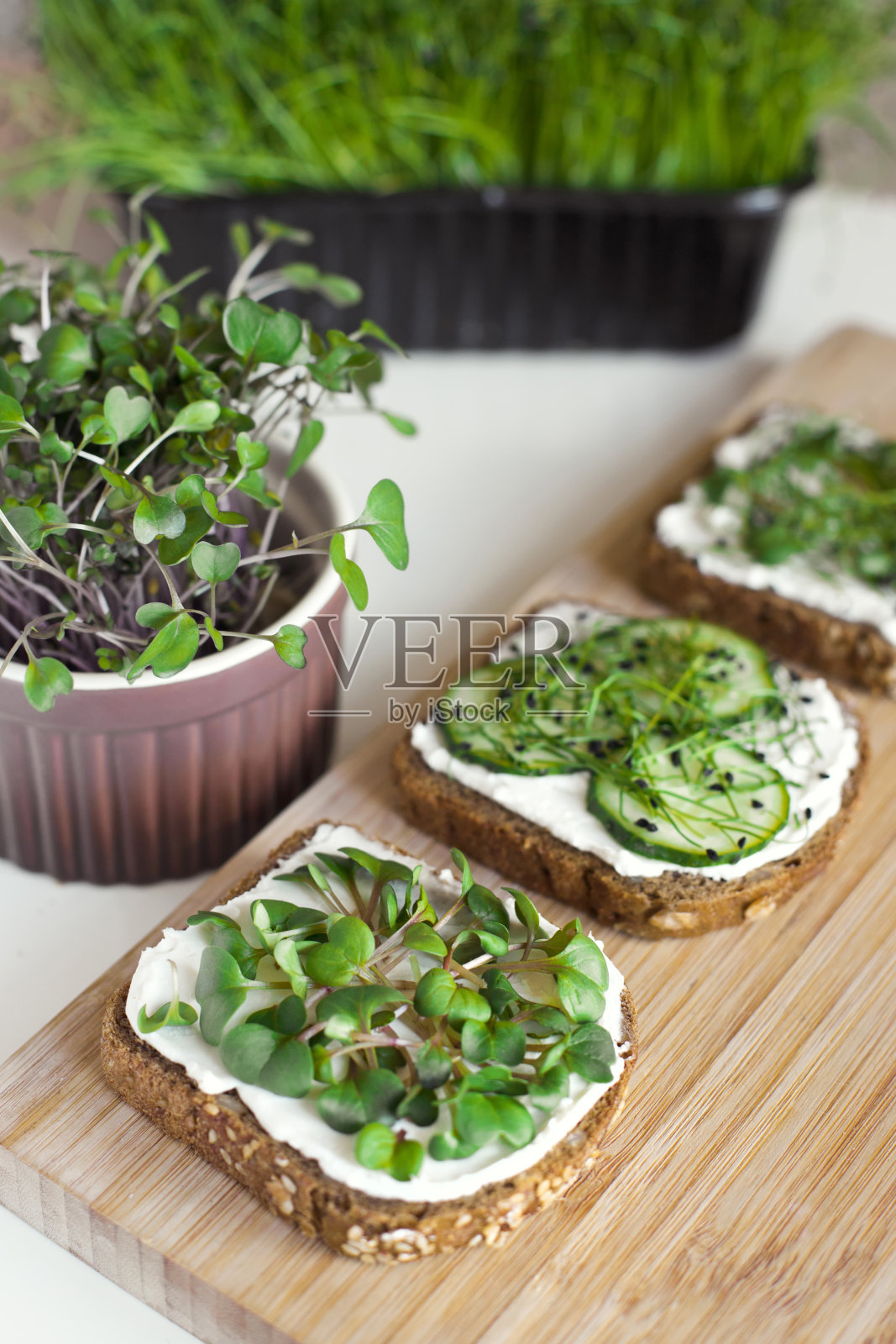 三份土司面包配自制有机蔬菜和奶油奶酪照片摄影图片