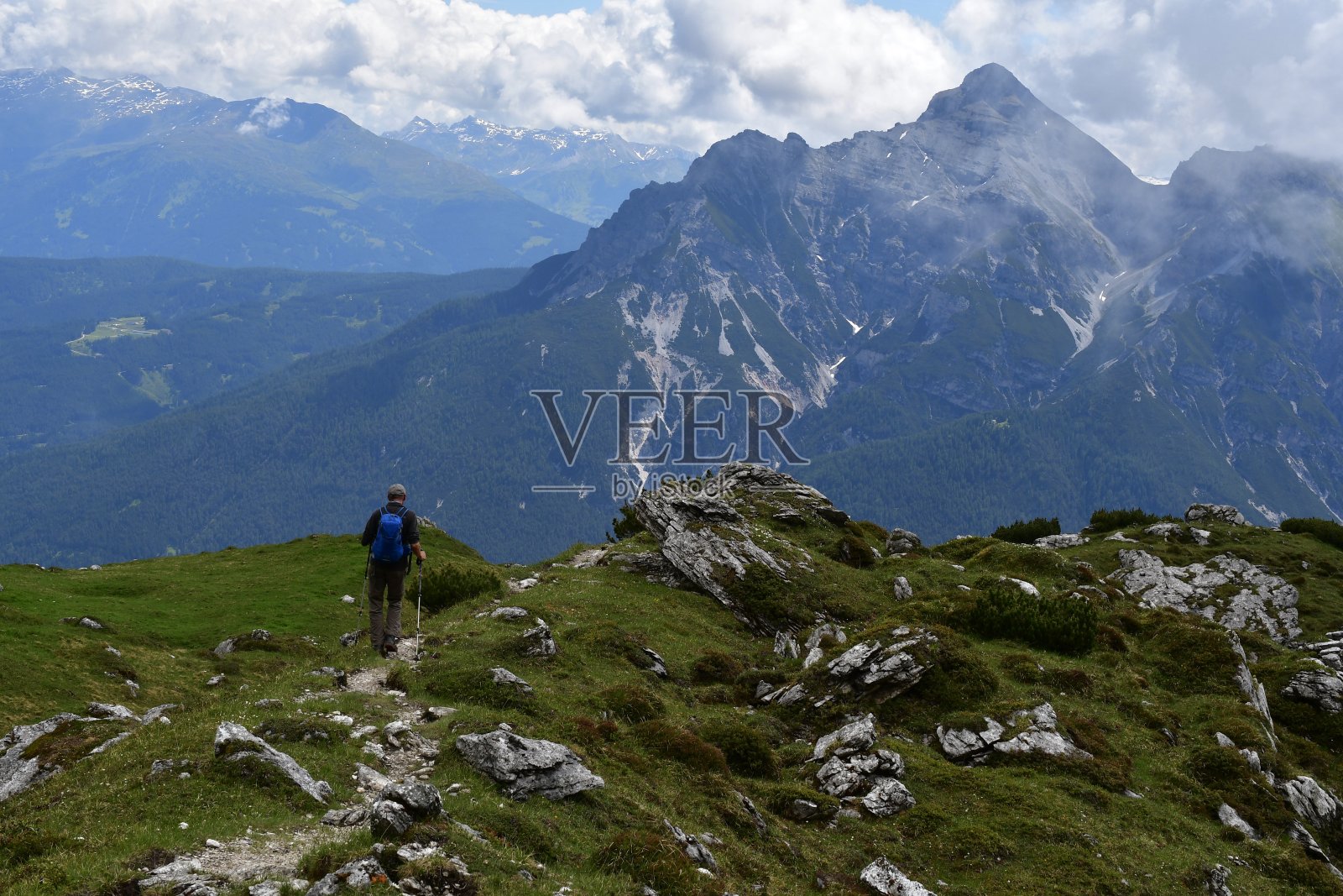 在斯图拜山谷徒步旅行的男子照片摄影图片