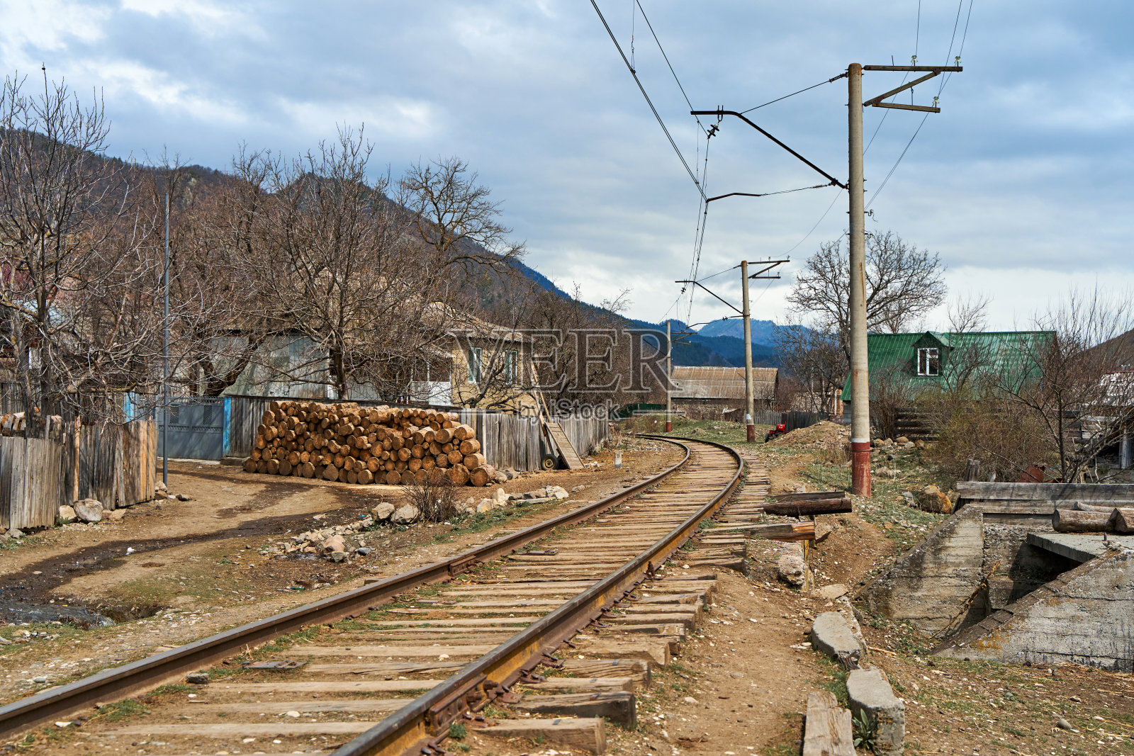 铁路沿着村子里的居民楼照片摄影图片