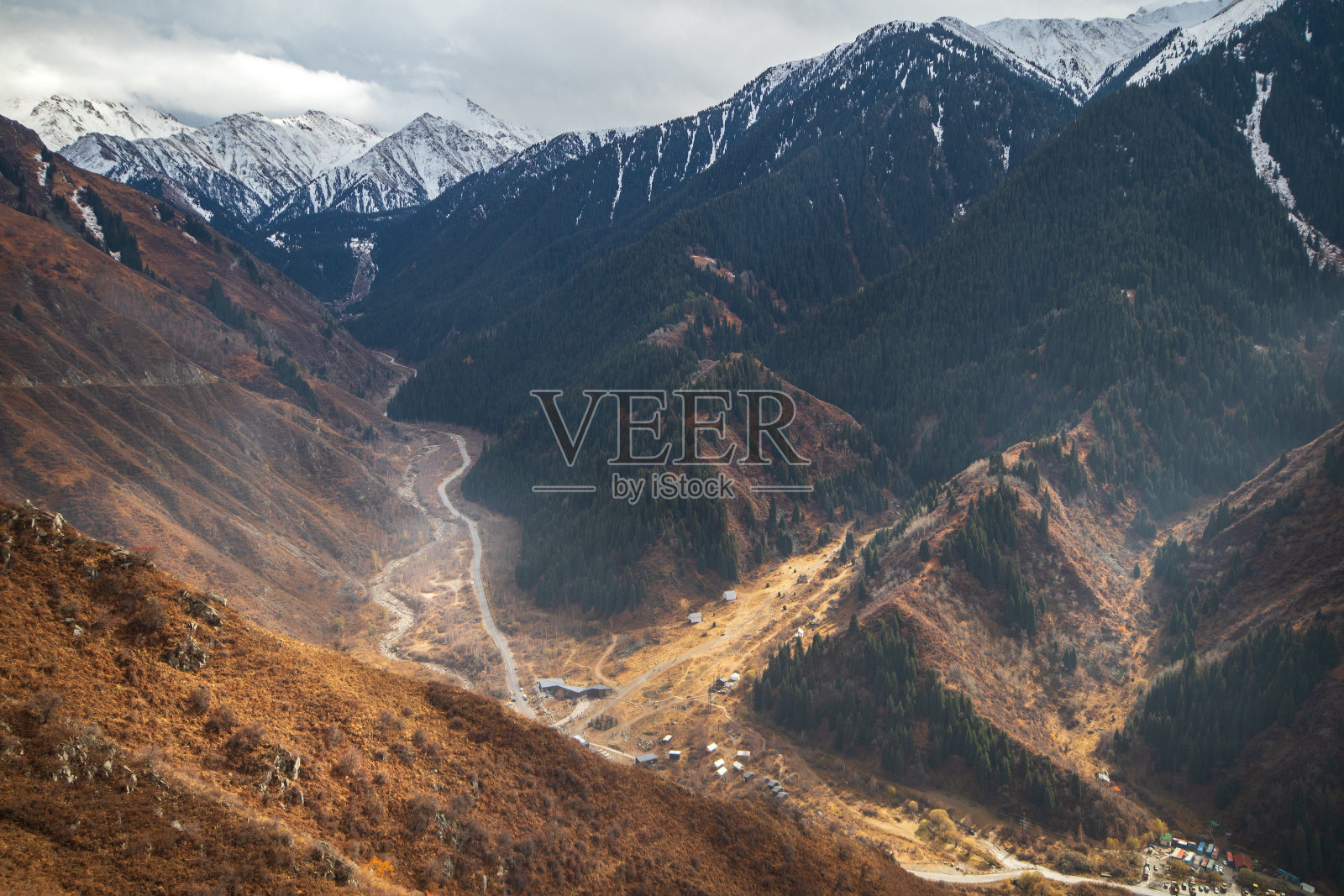 大阿拉木图峡谷和熊峡谷的道路俯视图照片摄影图片