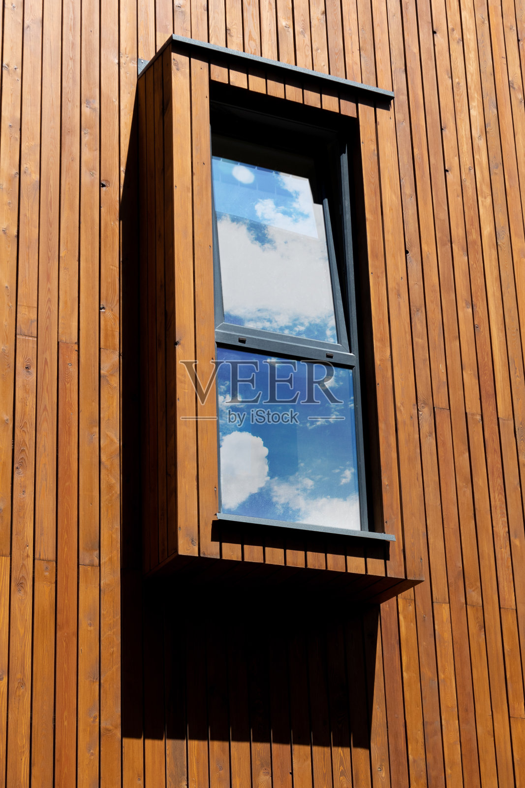 房屋立面上的现代垂直窗户与木板装饰照片摄影图片