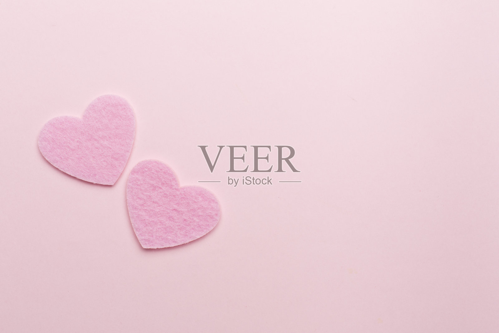 彩色背景上的心形毡，俯视图照片摄影图片