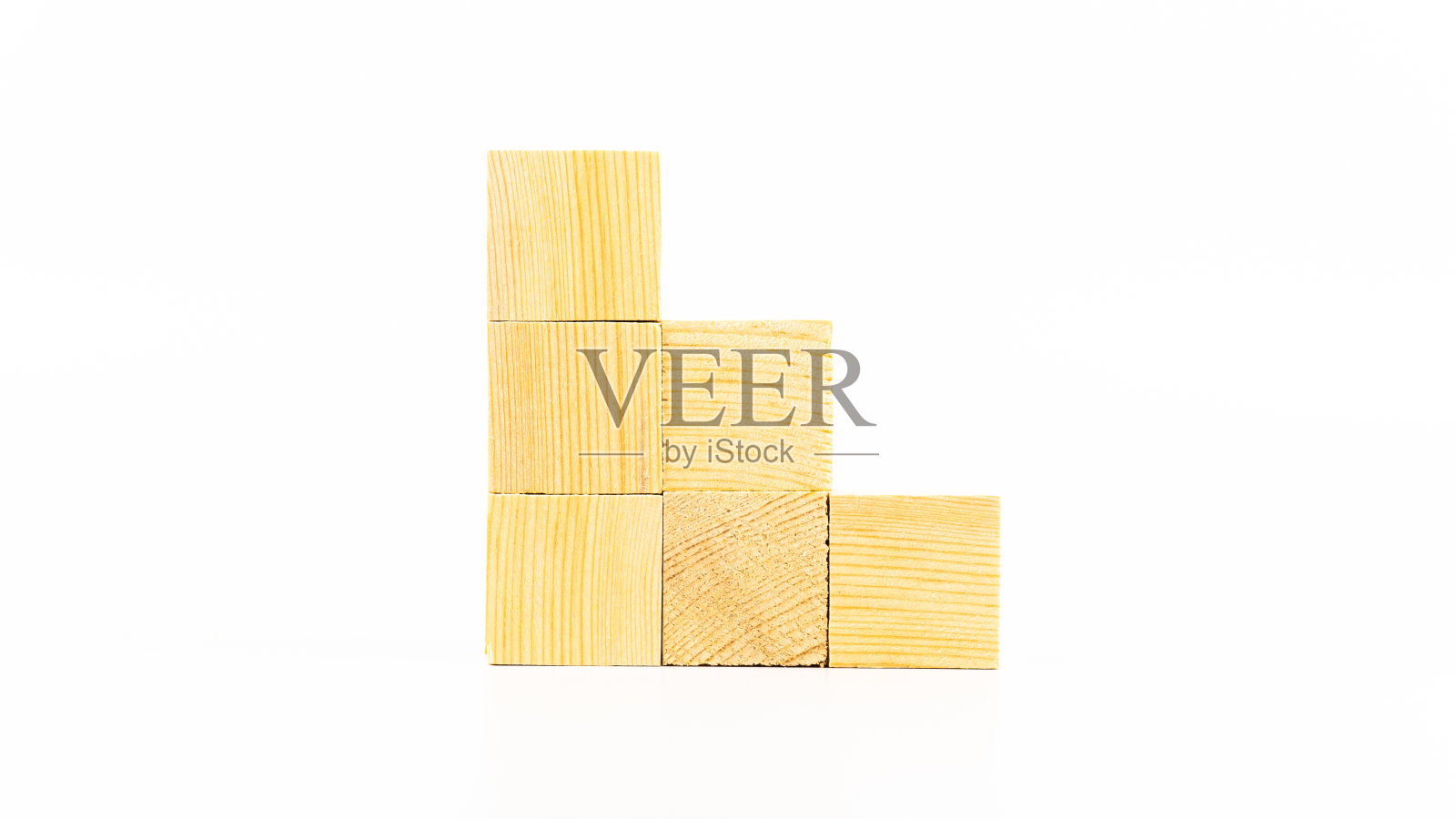 木制方块复制空间的文本隔离在白色背景。概念品种木箱上的空白区域。在盒子上书写概念照片摄影图片