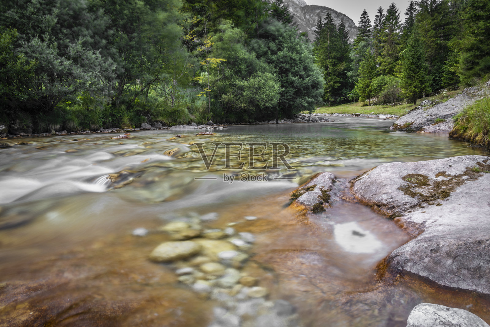 斯洛文尼亚夏天炎热的夜晚，索卡河浅蓝色的水照片摄影图片