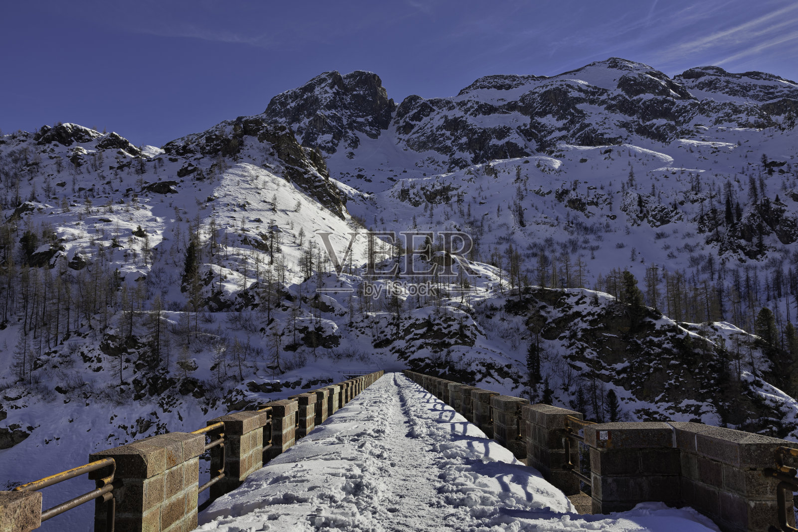 意大利伦巴第的一座石桥上的雪道徒步旅行照片摄影图片