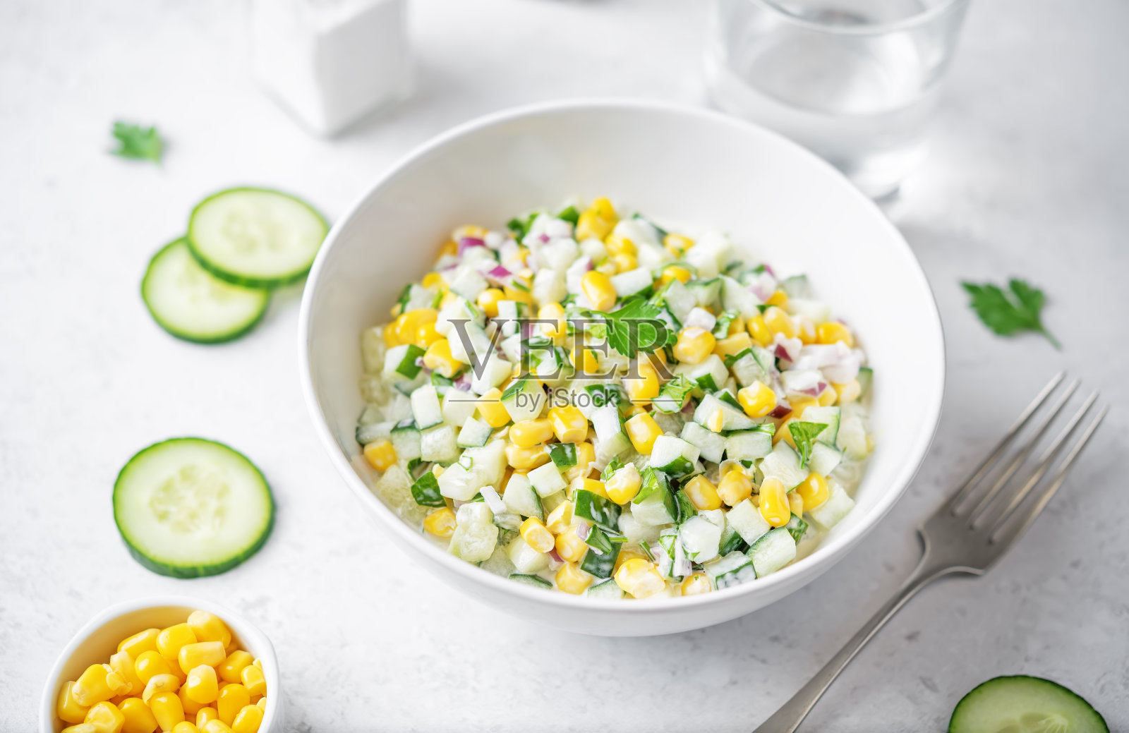 黄瓜玉米沙拉放在碗里照片摄影图片
