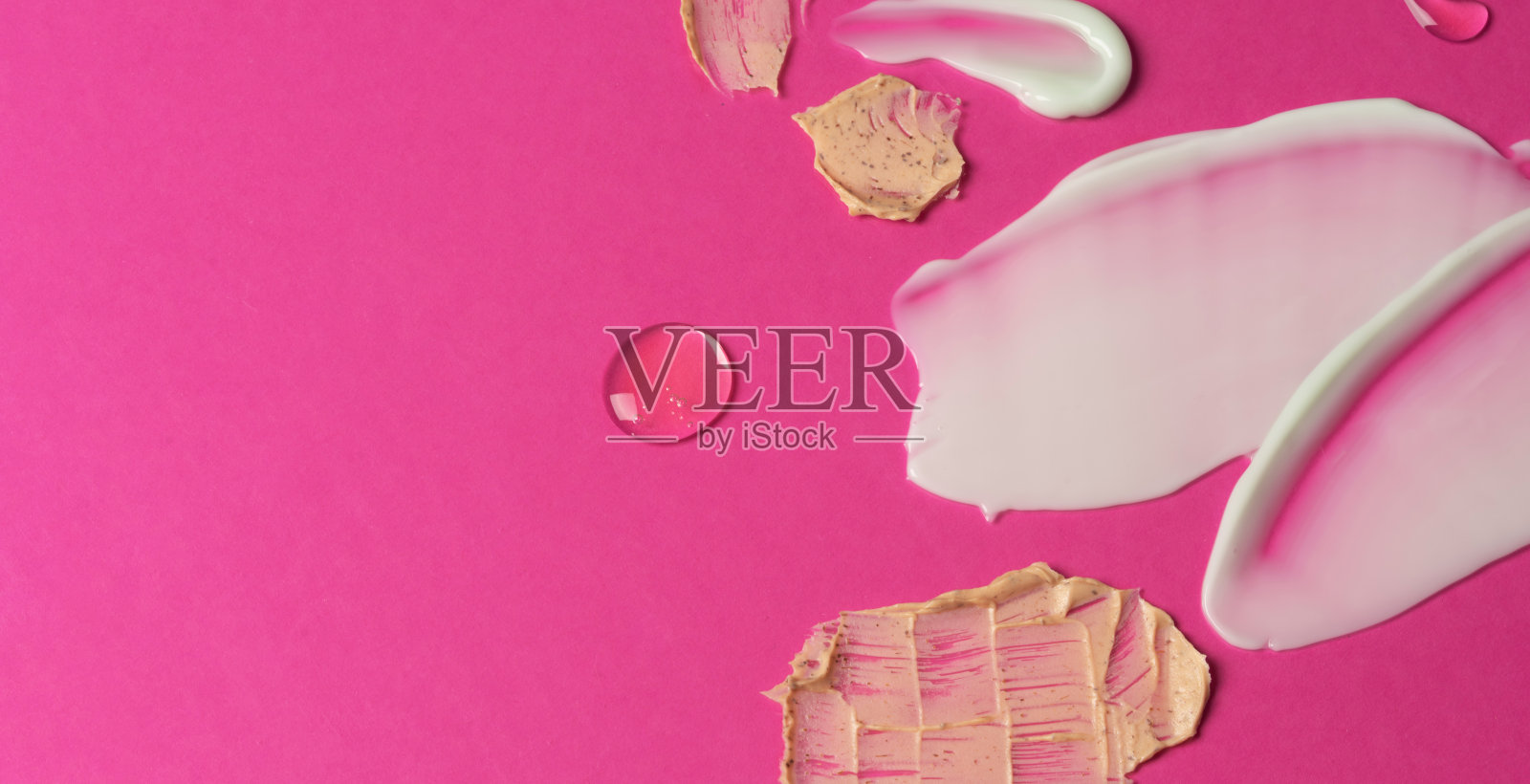 粉红色背景上的化妆品样品照片摄影图片