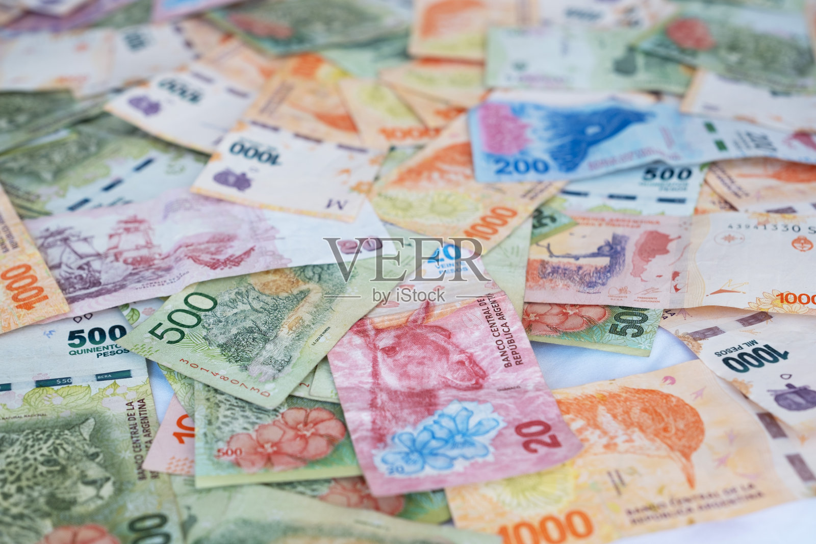 阿根廷比索现钞。经济，阿根廷金融危机，经济，货币，银行概念，背景照片摄影图片