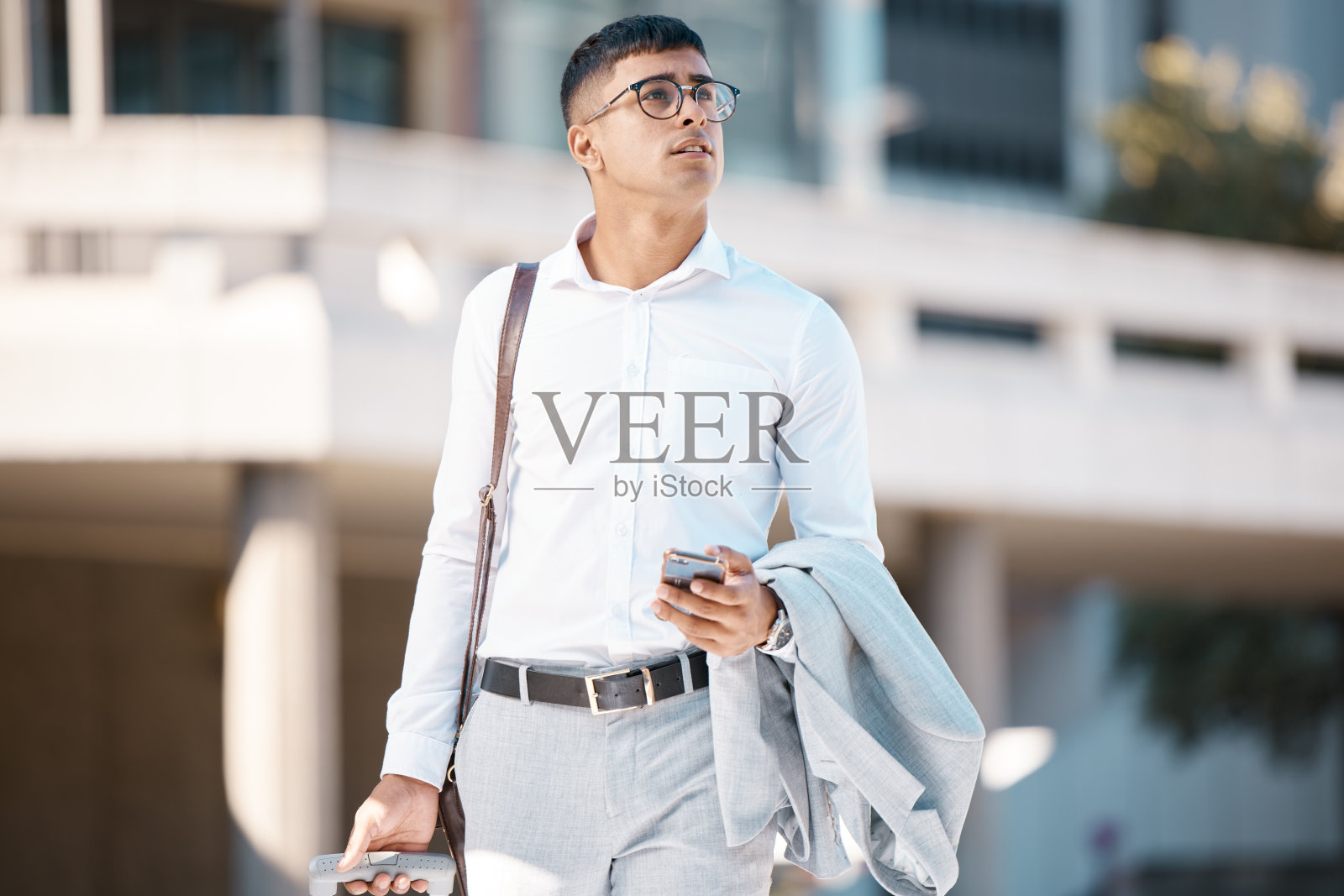 商务旅行，男人和旅行者与智能手机，行李箱和度假旅游，社交媒体和户外。年轻男性，企业家，为公司提供旅行，度假和全球贸易的行李箱照片摄影图片