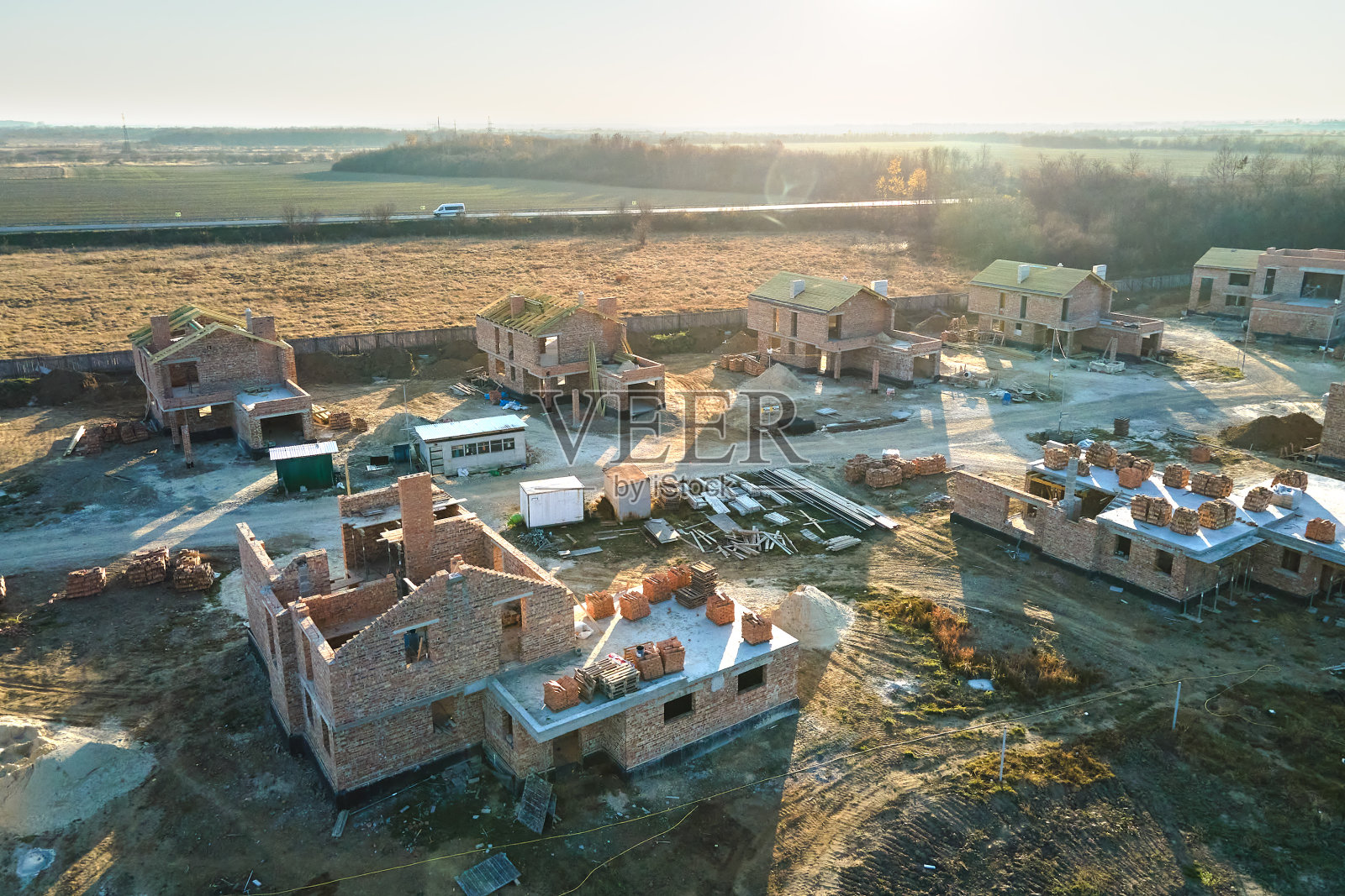 农村郊区在建住宅的鸟瞰图。房地产开发照片摄影图片