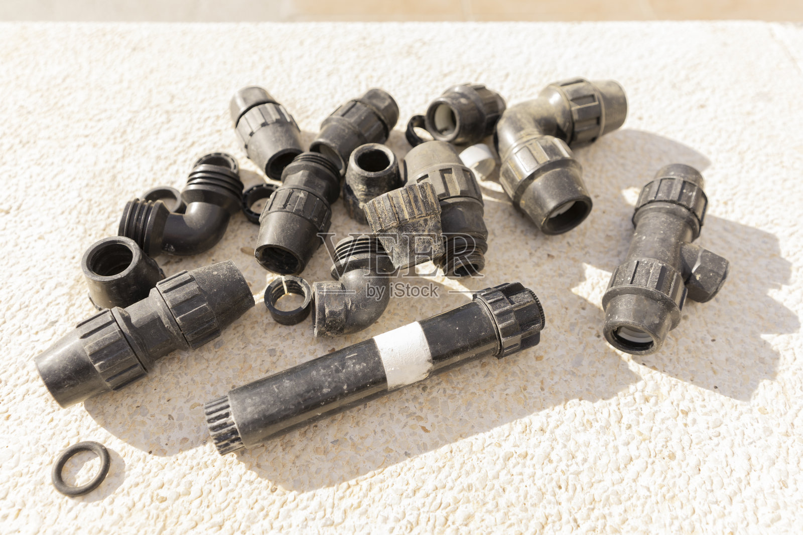 配件，连接器，适配器，游泳池供水和清洁系统连接器，选择性重点。塑料管件照片摄影图片