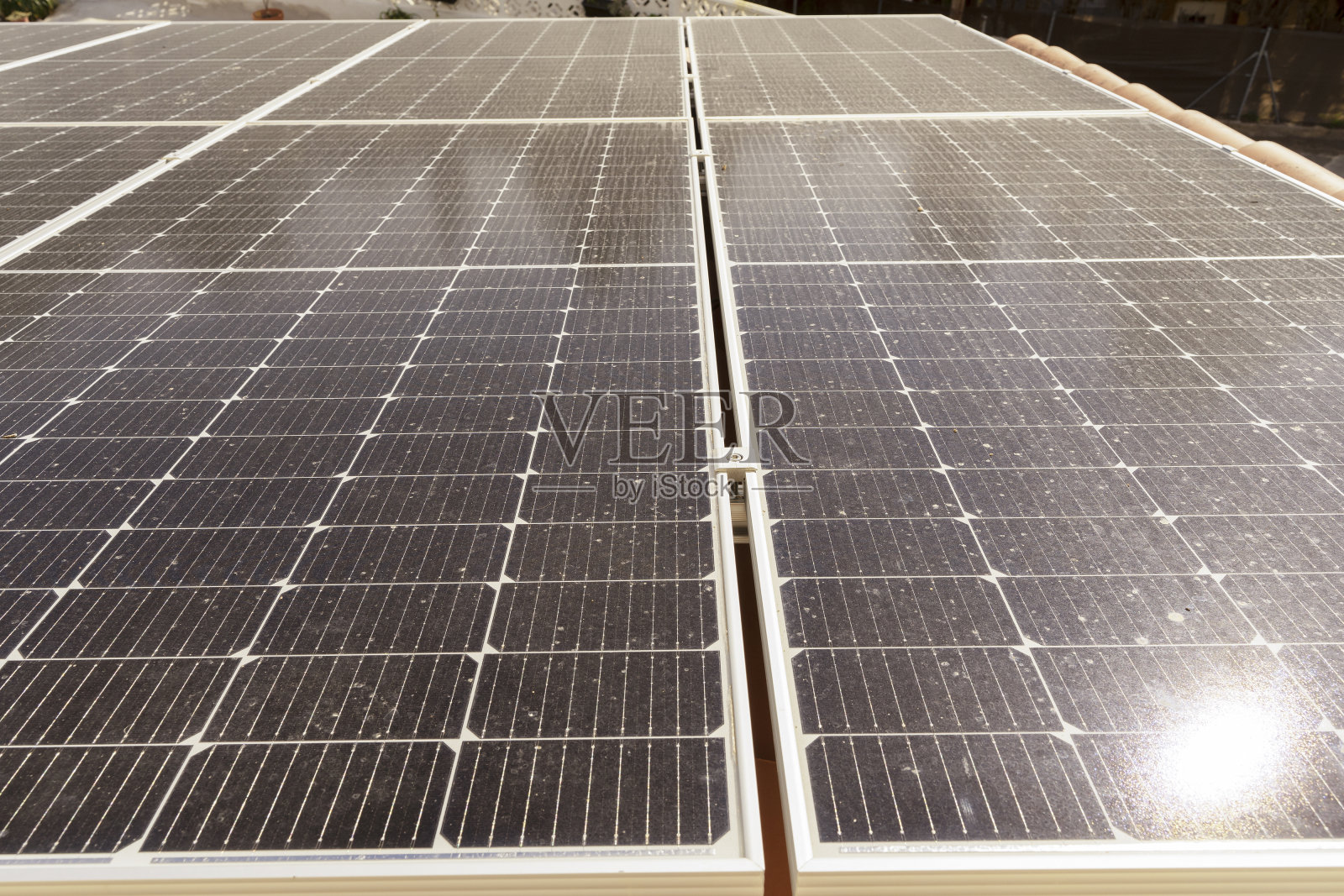 部分太阳能电池板，在阳光照射下，特写，部分失焦，选择性对焦。能源领域的新技术。环保的替代发电方式照片摄影图片