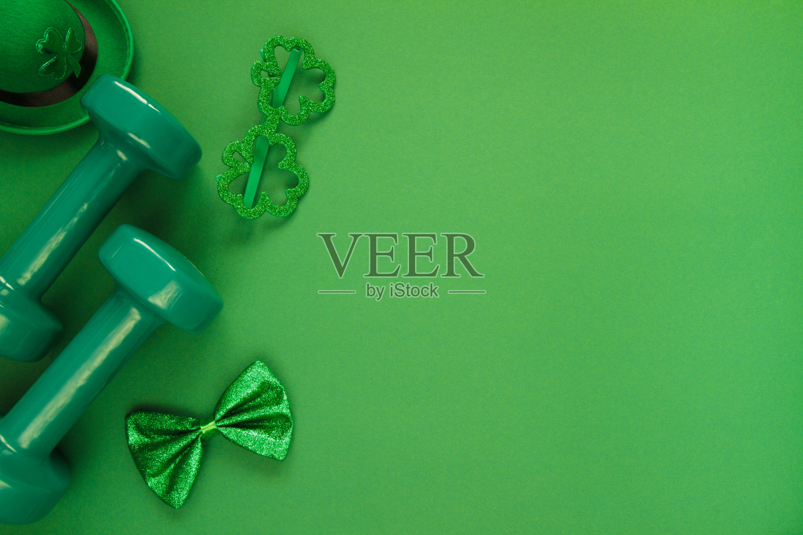 圣帕特里克节平面布局组成健身哑铃，绿色装饰和复制空间。照片摄影图片