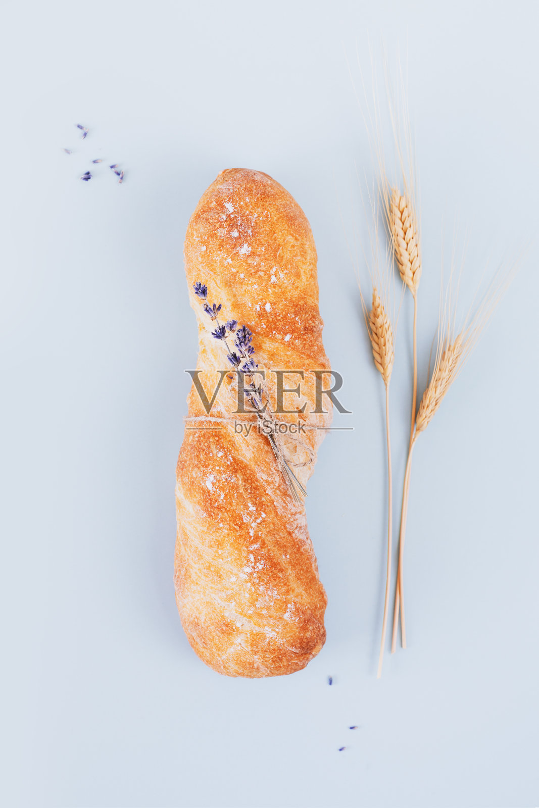 韩德用薰衣草花制作了新鲜爽脆的法式法棍照片摄影图片