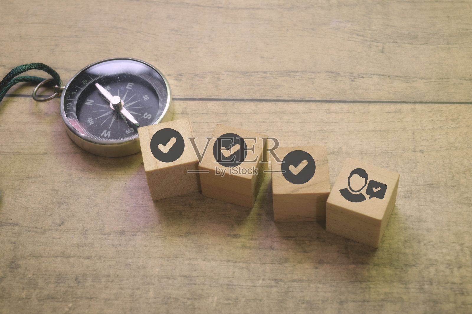 一个木制立方体上的创造性思维或决策图标照片摄影图片