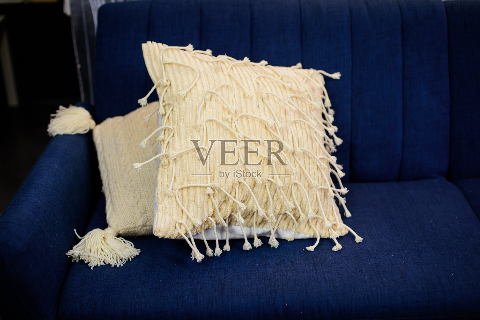 白色枕头放在房间里的蓝色沙发上照片摄影图片