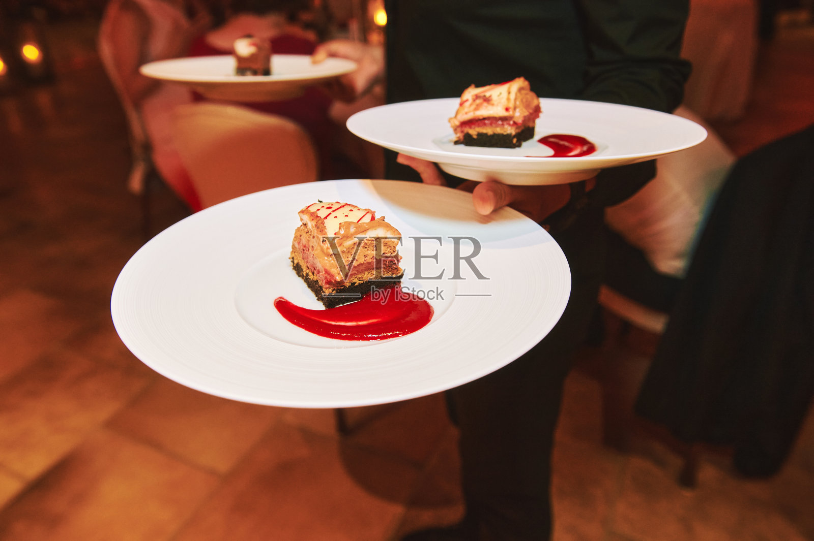 服务员端着盘子和蛋糕在节日活动，餐饮服务照片摄影图片