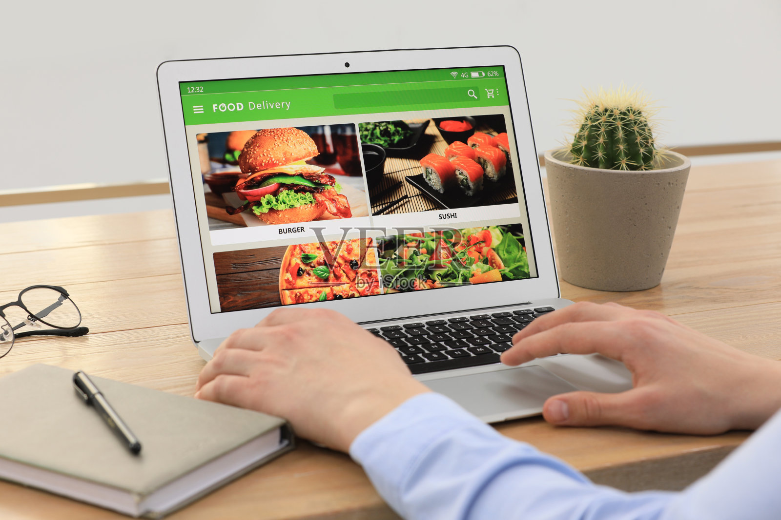 男子在室内用笔记本电脑在线订餐，特写。派递服务概念照片摄影图片