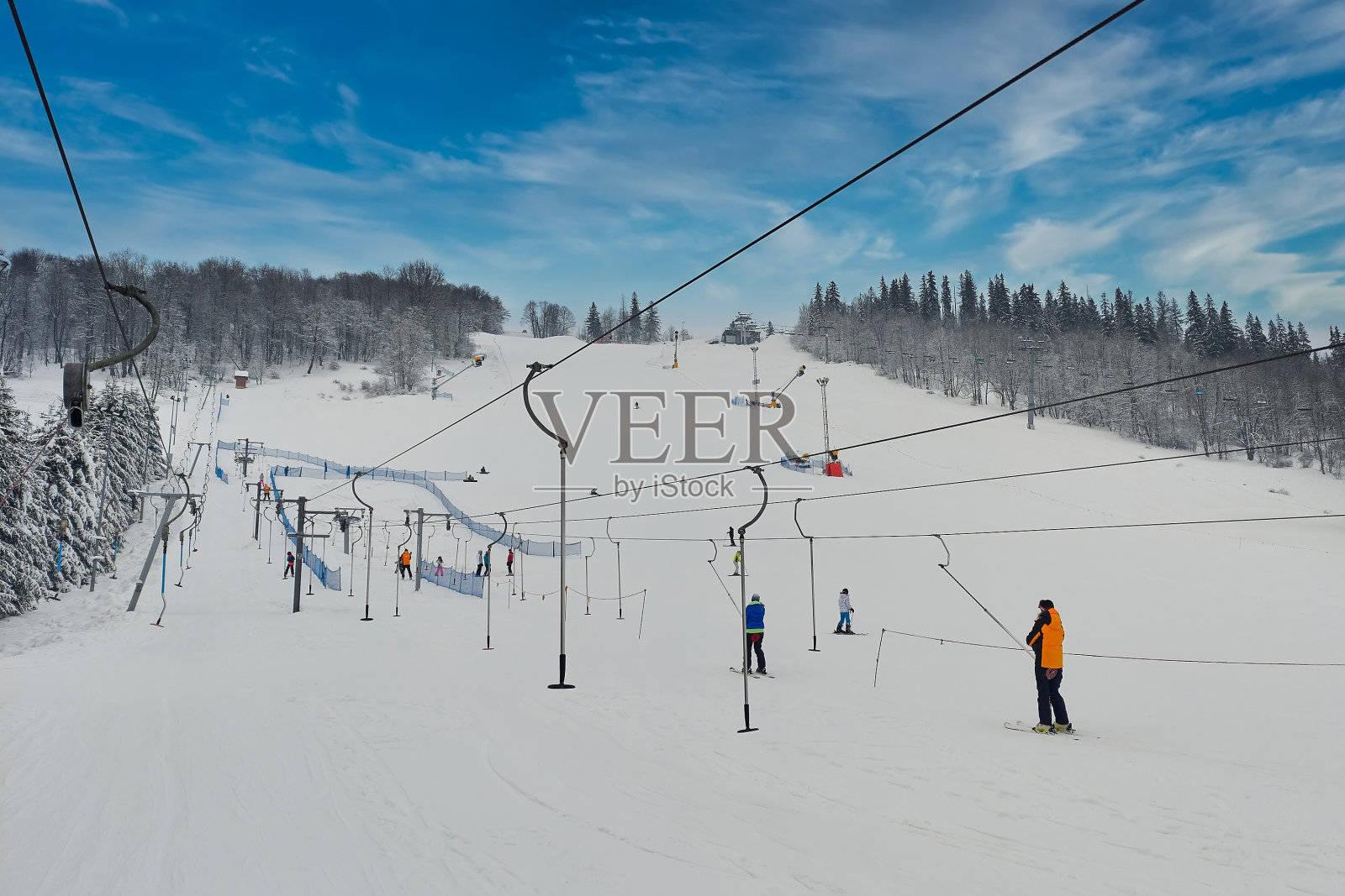 滑雪，冬天，滑雪者在滑雪道上。滑雪场的冬季景观照片摄影图片