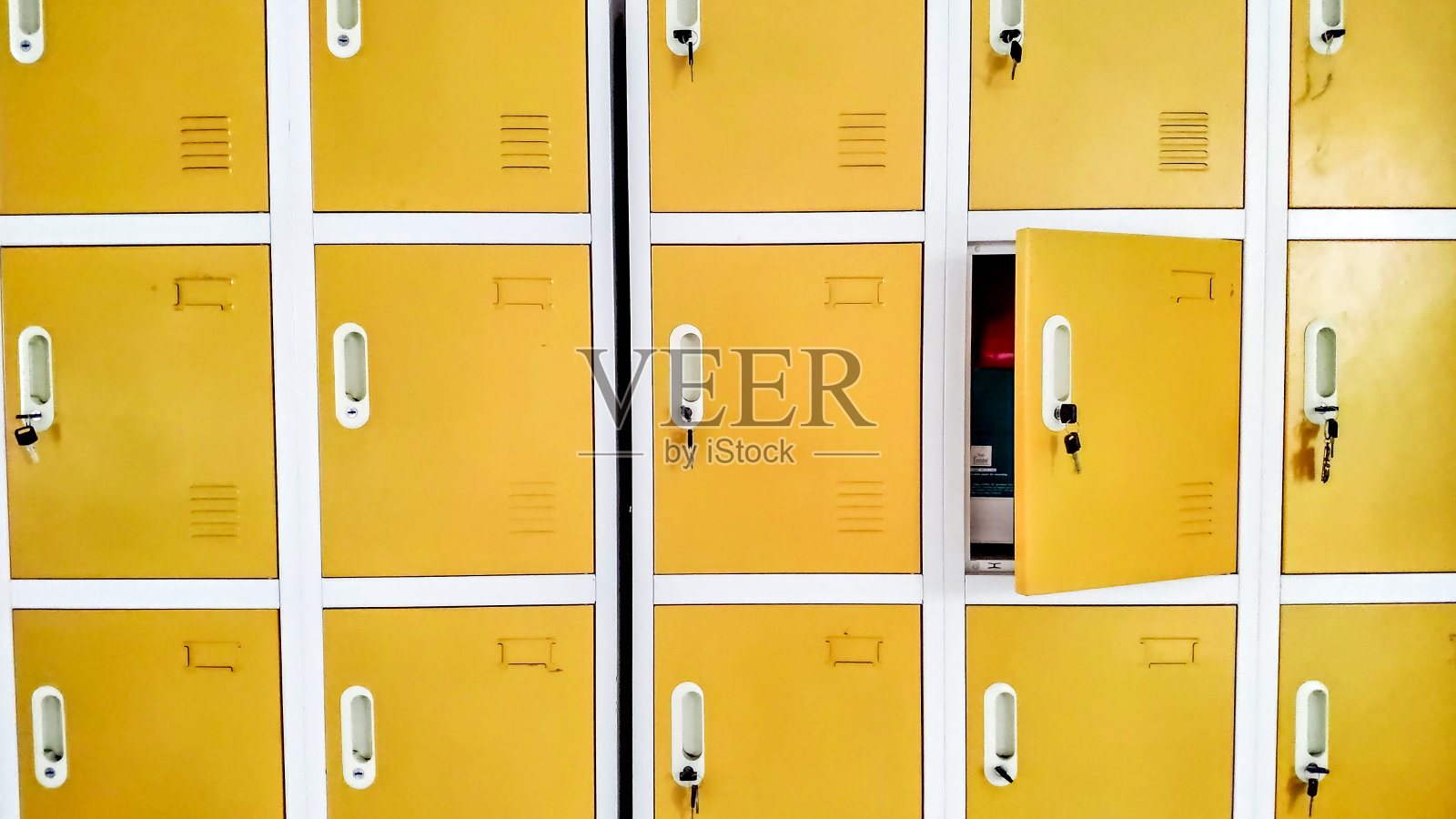 黄色储物柜开着一个照片摄影图片