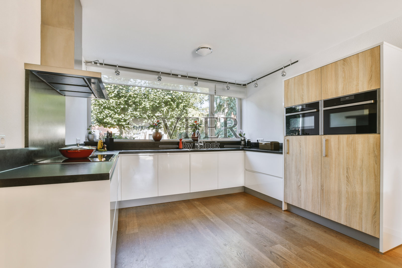 白色家具的现代厨房内部照片摄影图片