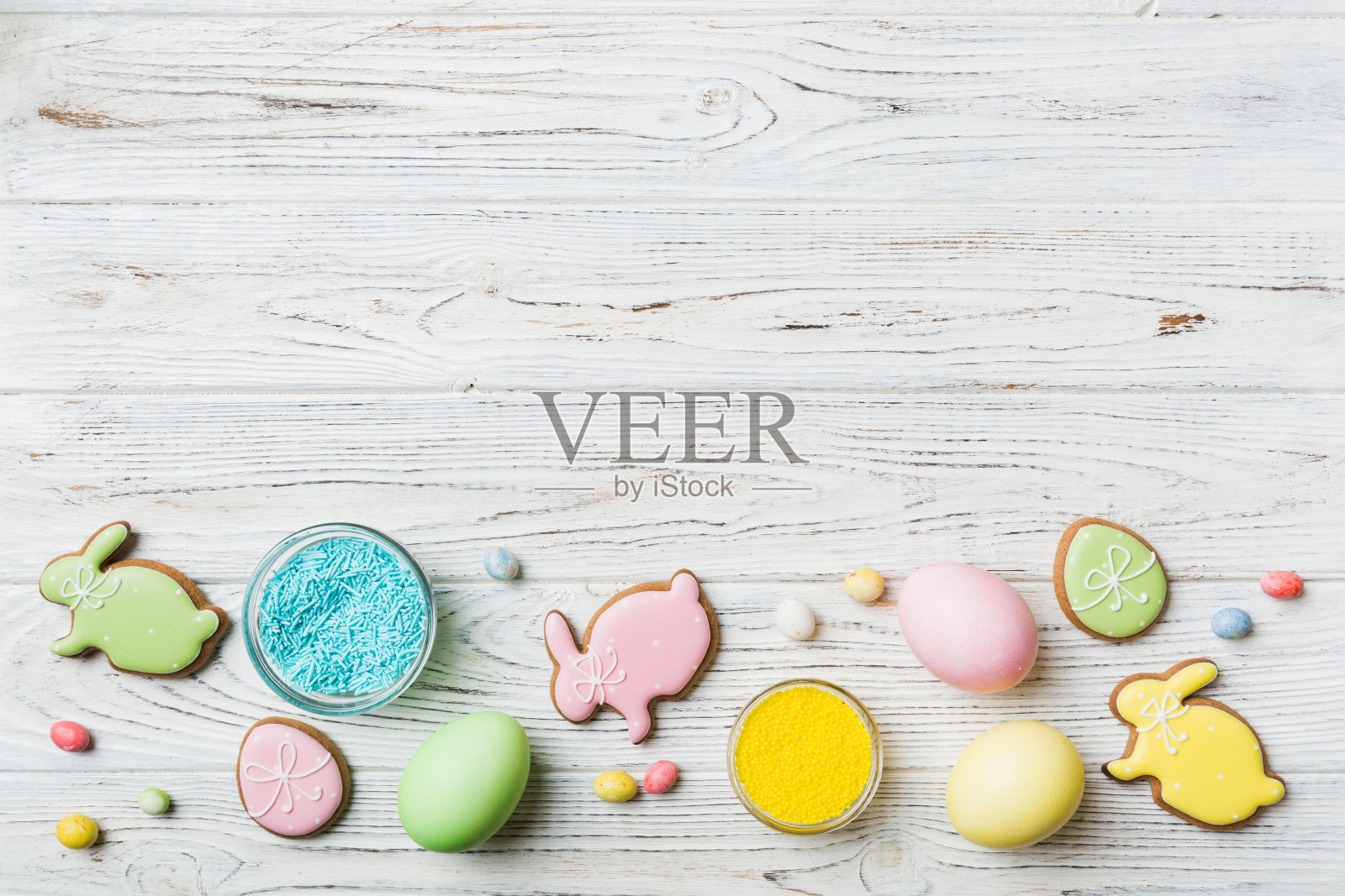 彩色背景的复活节彩蛋和饼干。色彩柔和的彩蛋。假日概念与复制空间照片摄影图片