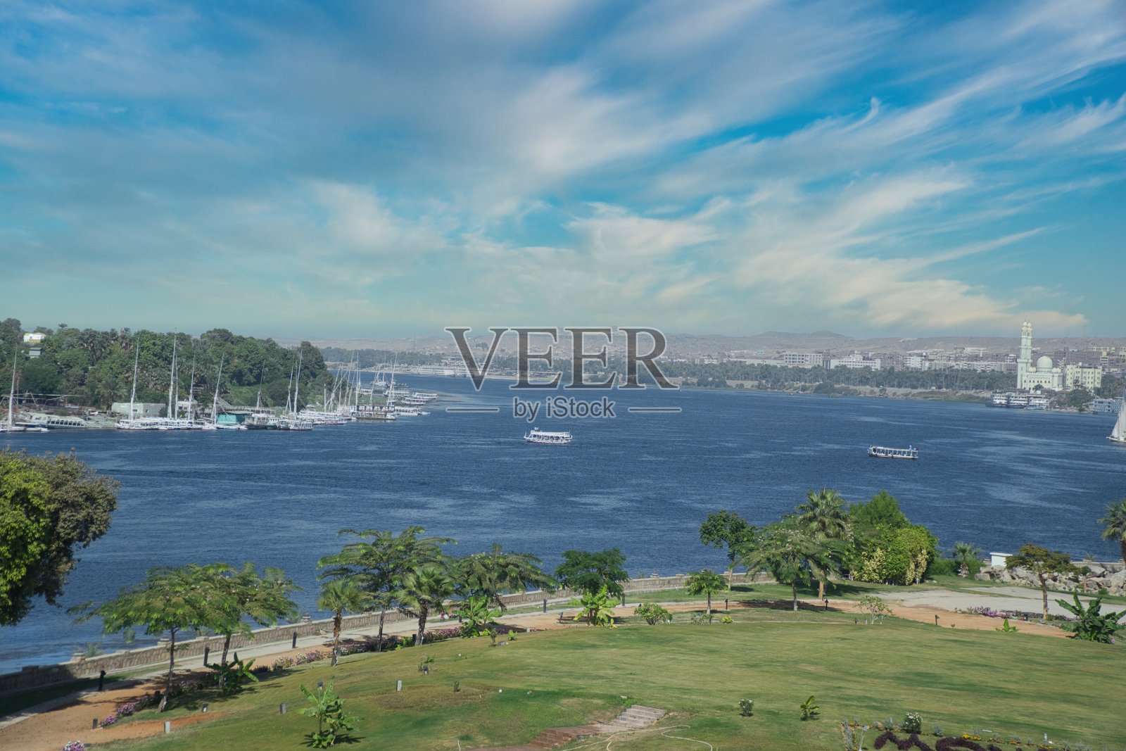 在埃及阿斯旺附近的尼罗河上巡航照片摄影图片