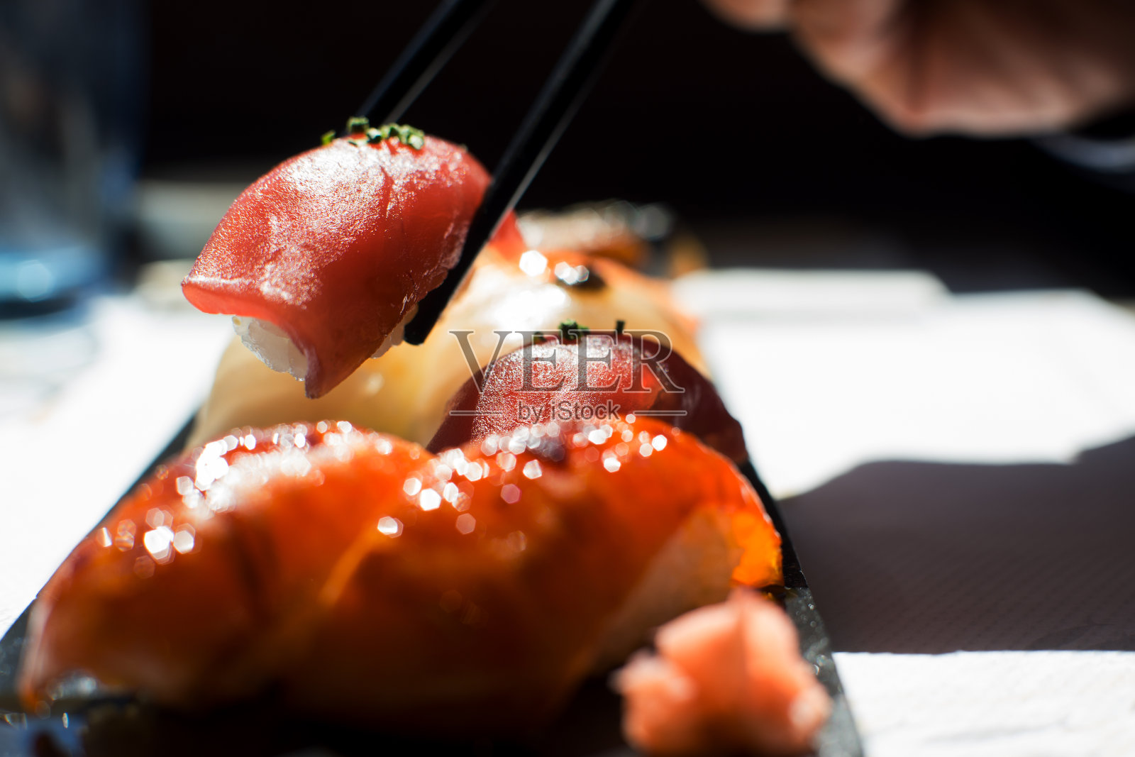 日本餐厅的金枪鱼握寿司。鱼的组合。照片摄影图片