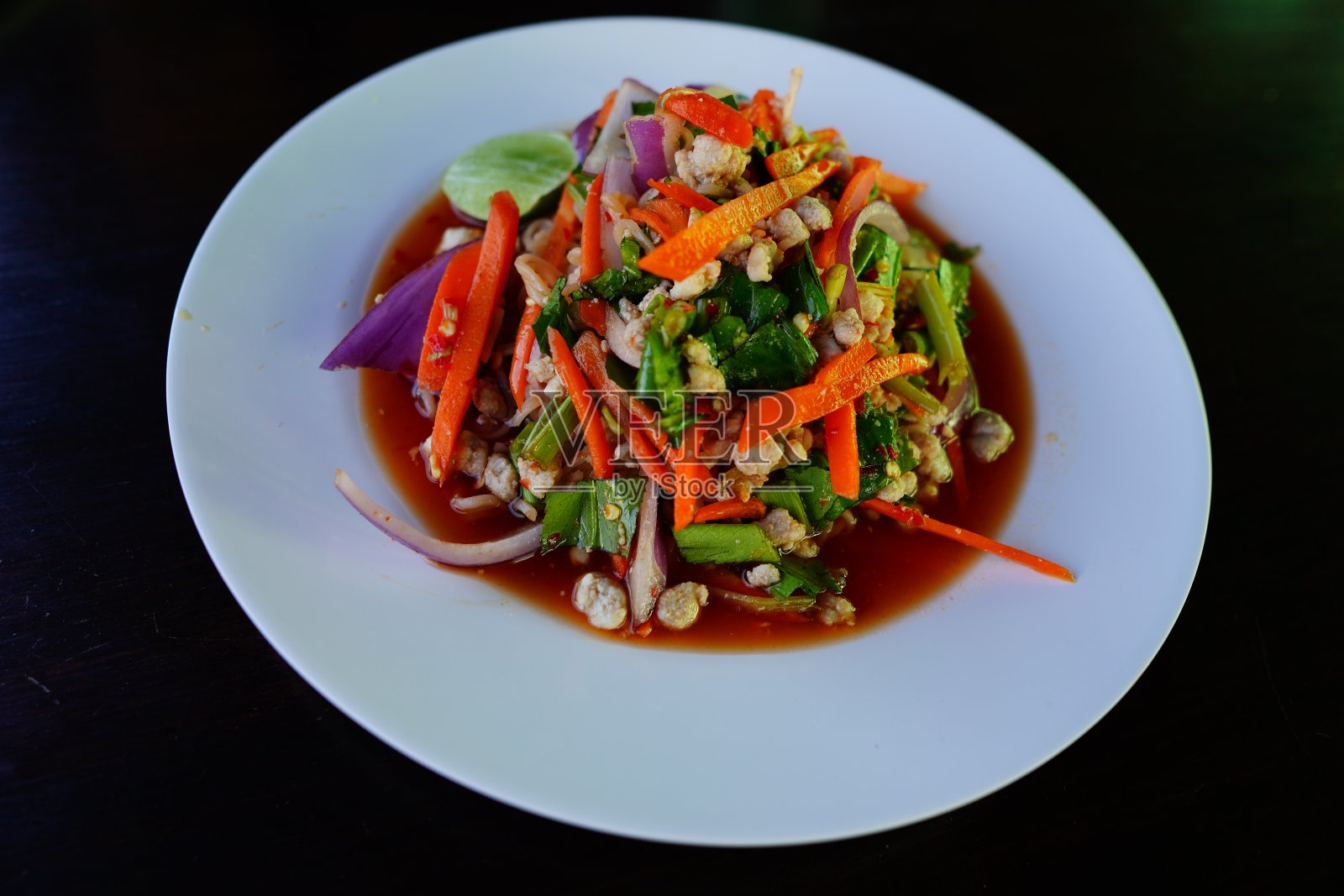 切碎的猪肉和什锦蔬菜照片摄影图片