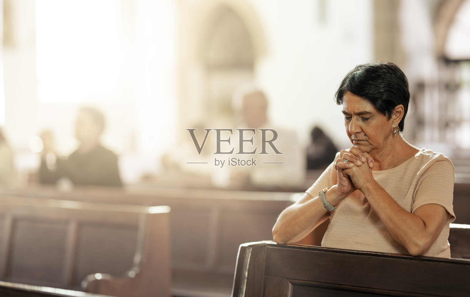 老年妇女在教堂祈祷，崇拜和信任上帝，祈祷或精神上的尊重。基督教妇女在宗教圣殿，信仰和星期日聚会上赞美圣经服务，和平与恩典照片摄影图片