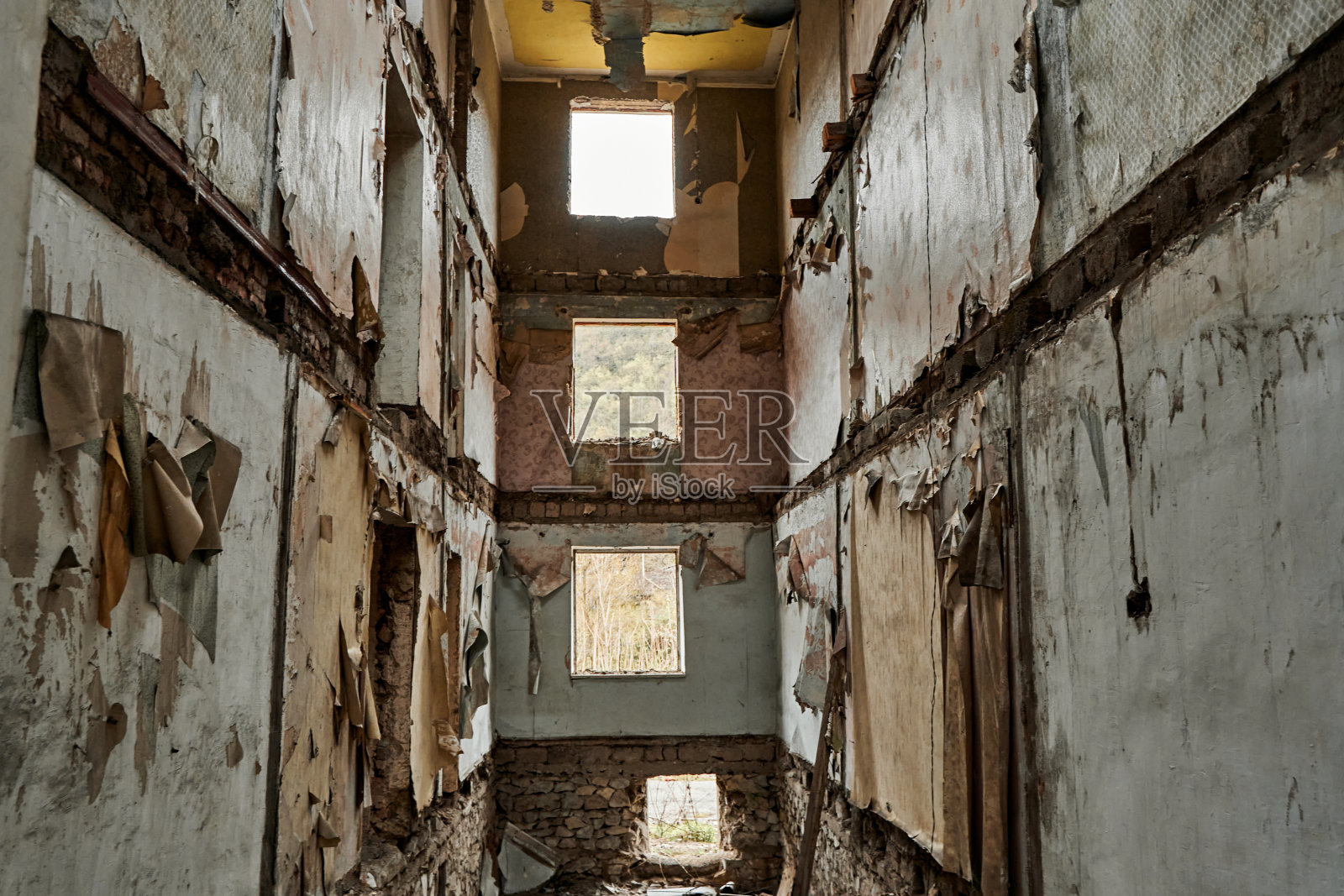 废弃的摇摇欲坠的建筑内部。一座垂死的城市。可怕的气氛照片摄影图片