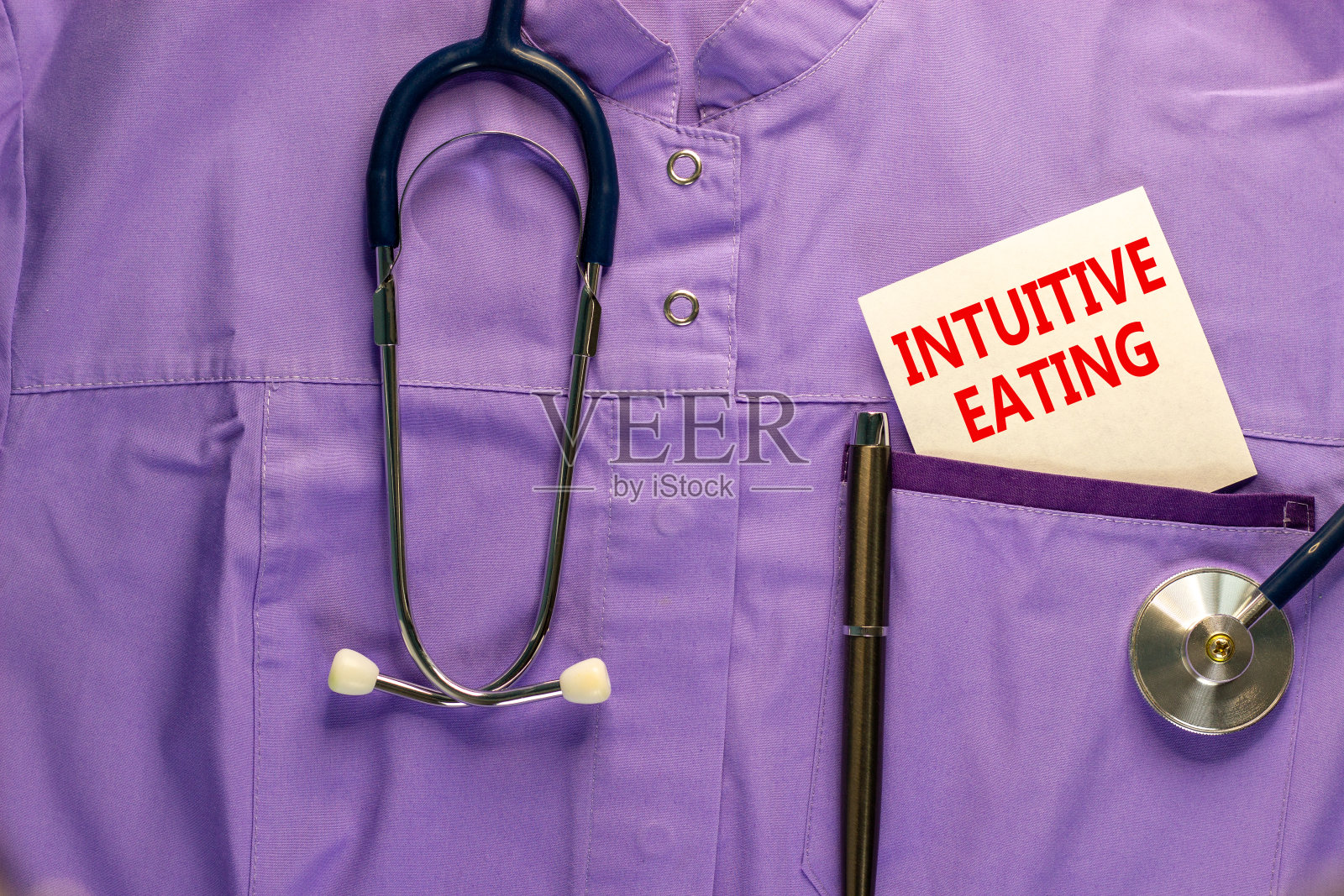 直观的饮食符号。医疗服，白色卡片，文字直观饮食，金属笔和听诊器。医疗直观的饮食理念。照片摄影图片