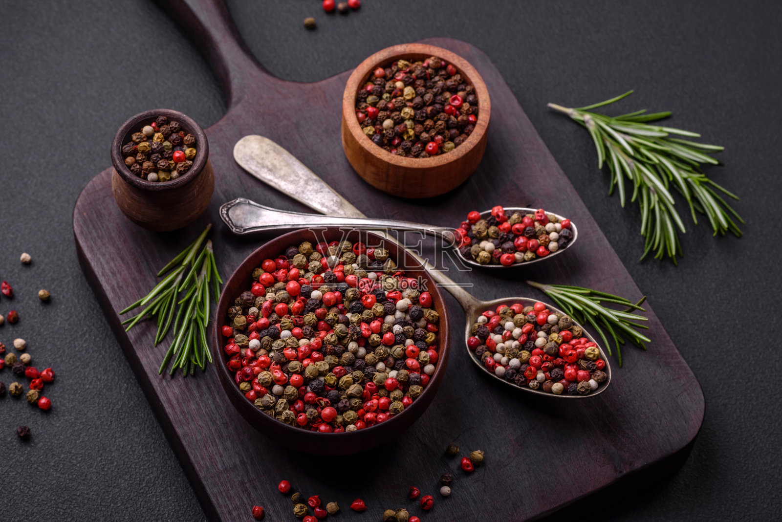 不同颜色的多香香料粉红，白色，绿色，不要研磨在木碟子里照片摄影图片
