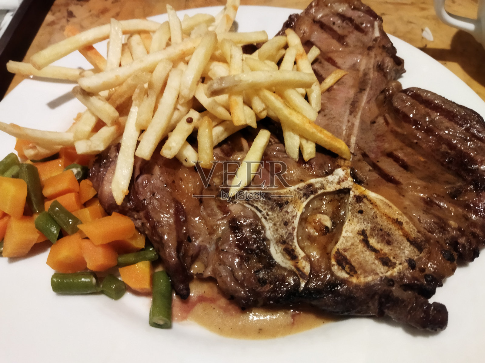 大份薯条和牛排照片摄影图片