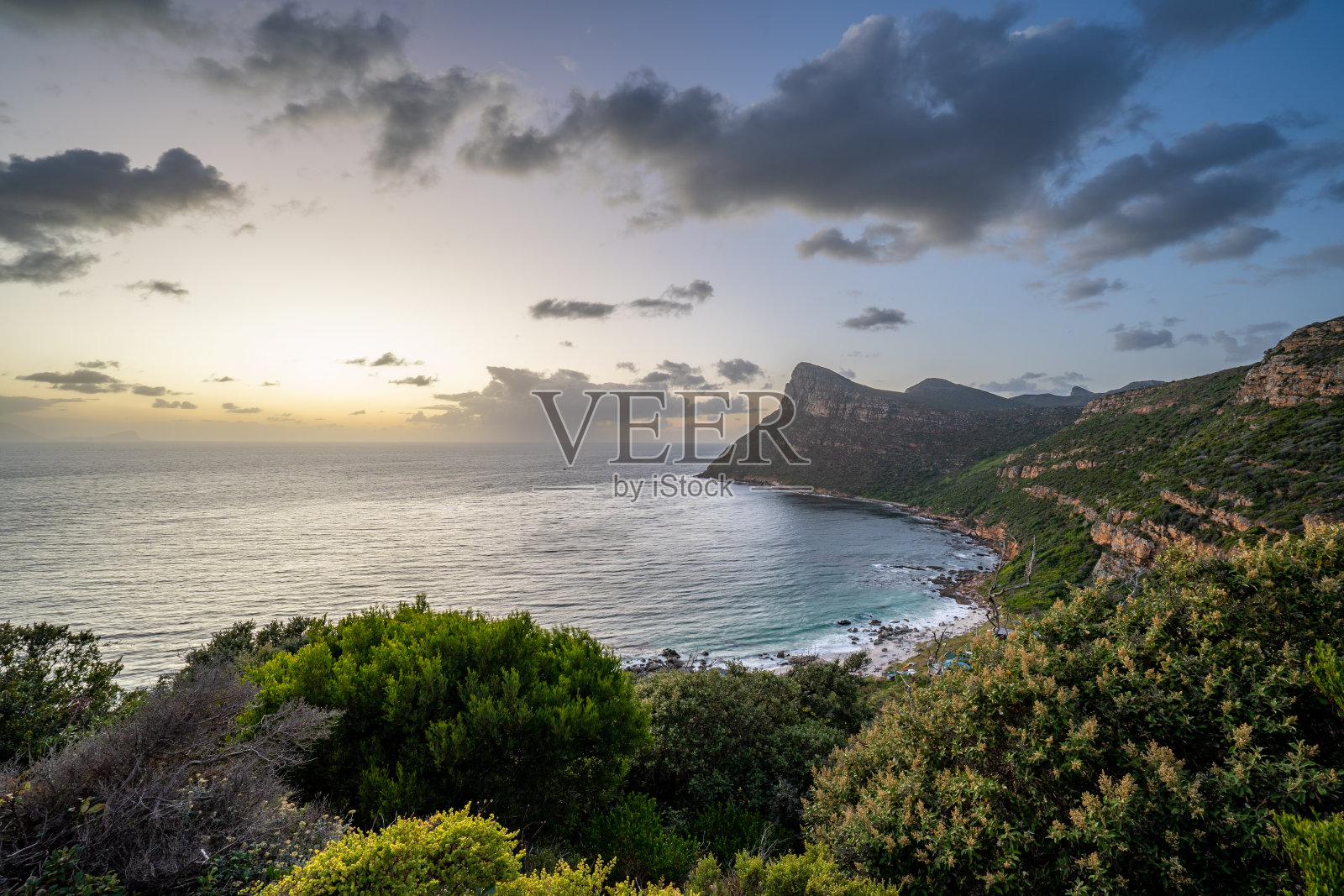 南非开普敦郊外的开普半岛上，桌山国家公园的开普角自然保护区美丽的景色上充满活力的日出照片摄影图片