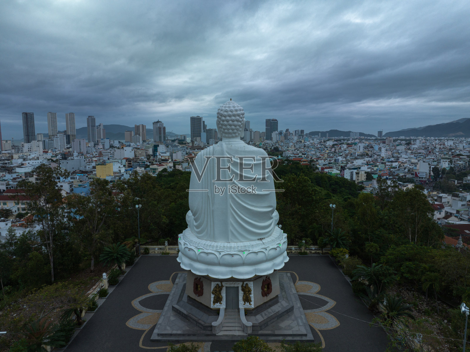 龙山宝塔旁山上的金丹峰渡佛像照片摄影图片