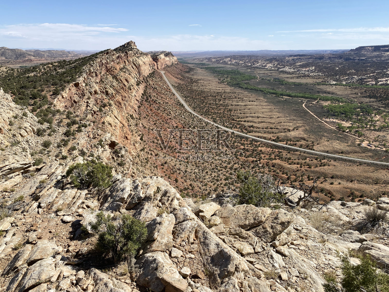 在犹他州通往comb wash山脊的高速公路照片摄影图片