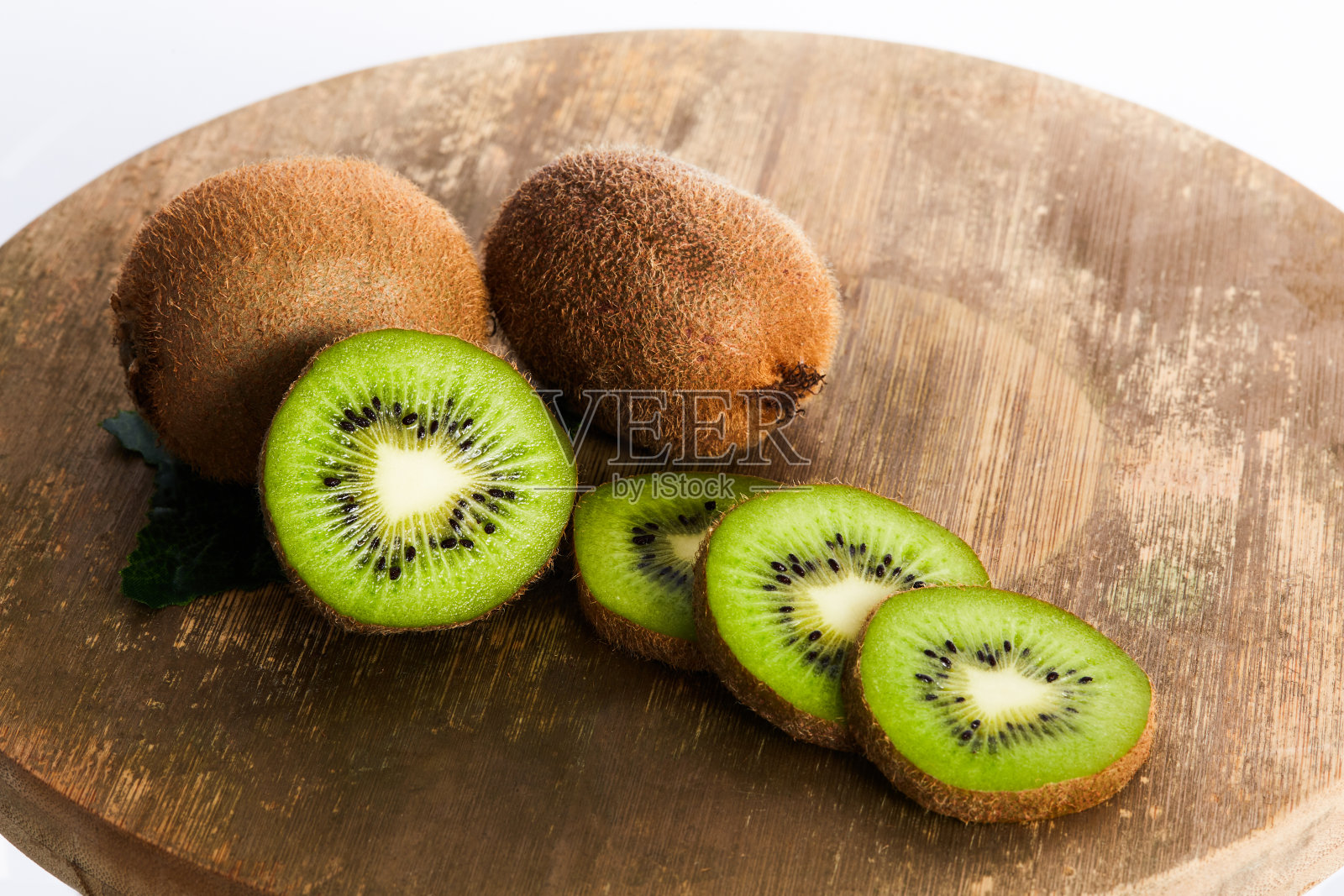 新鲜有机猕猴桃在乡村木盘照片摄影图片