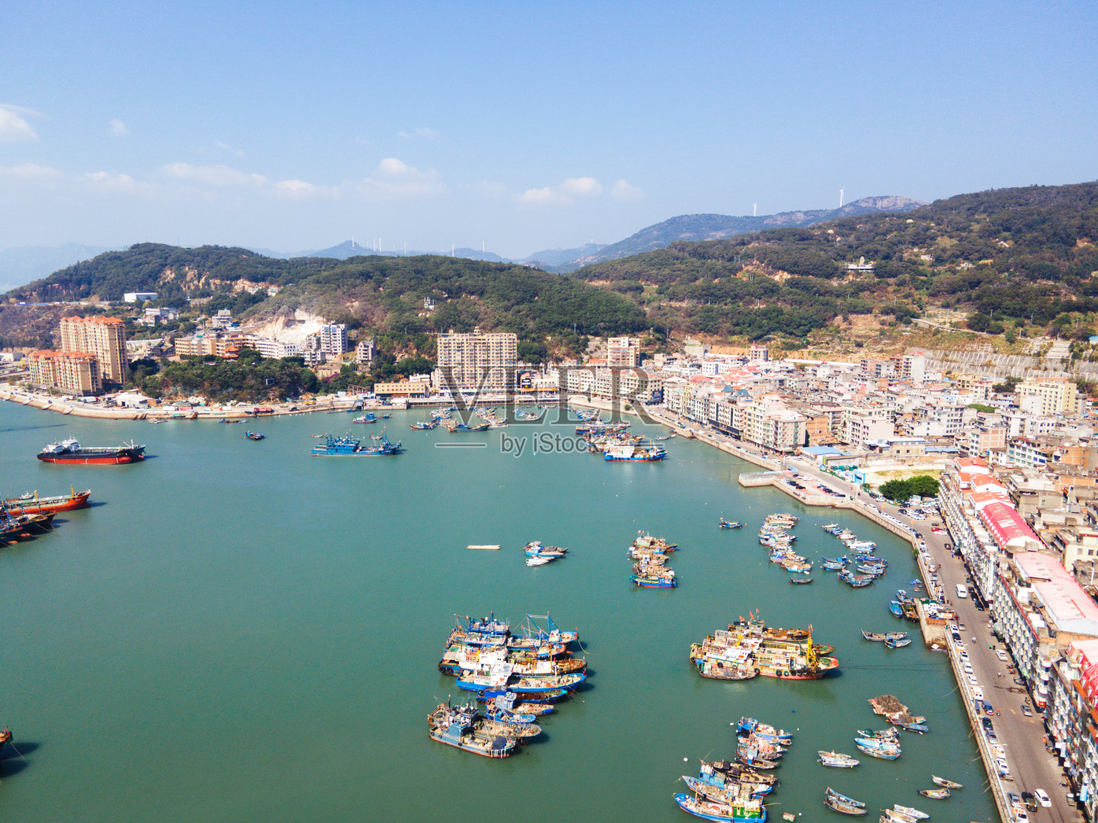 中国福建省福州市连江县黄旗镇，渔船停靠在港口照片摄影图片