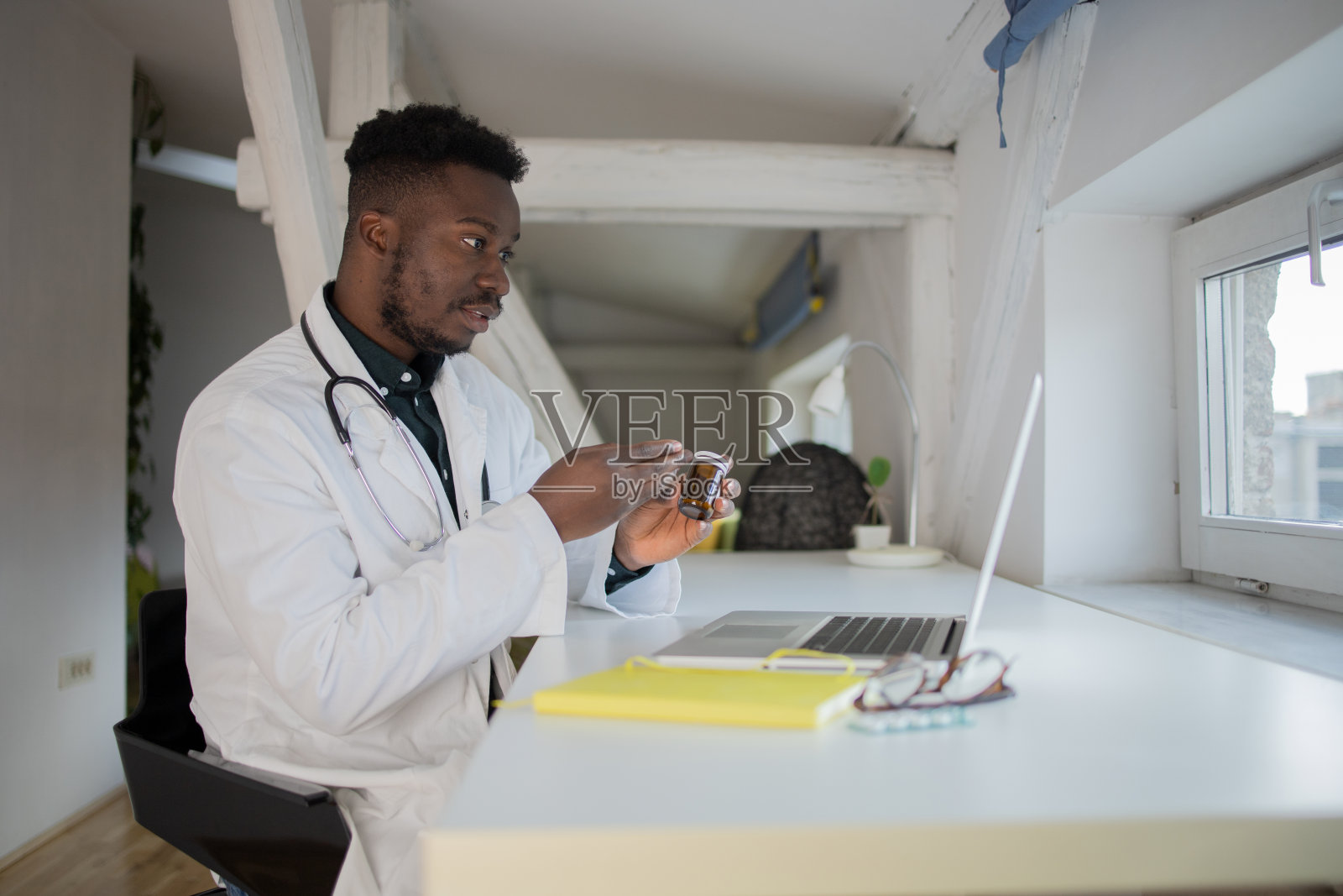 医生和病人视频通话照片摄影图片