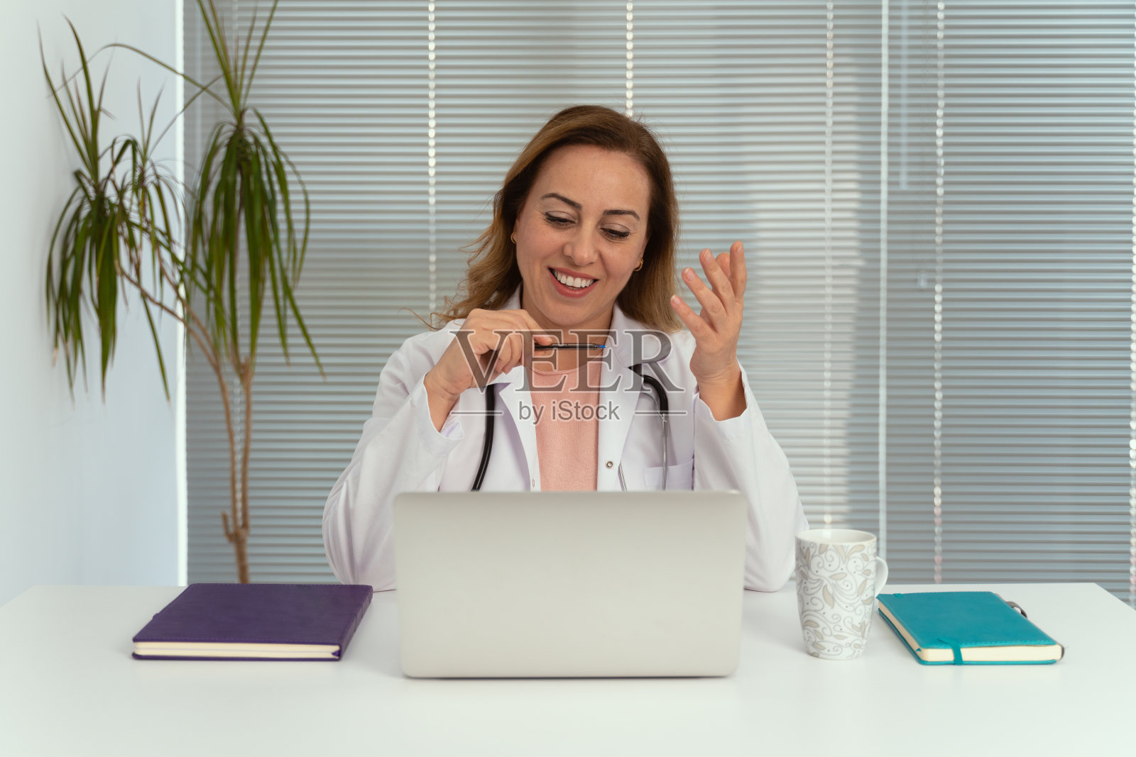 医疗专业人员正在进行远程视频远程医疗通话照片摄影图片