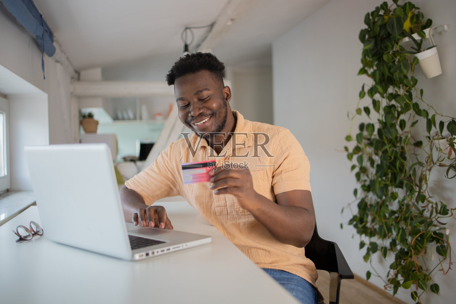 一名男子用信用卡在网上购物照片摄影图片