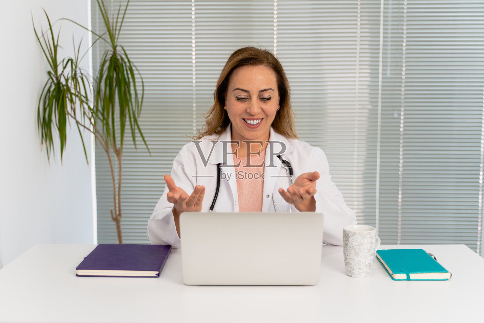 医疗专业人员正在进行远程视频远程医疗通话照片摄影图片