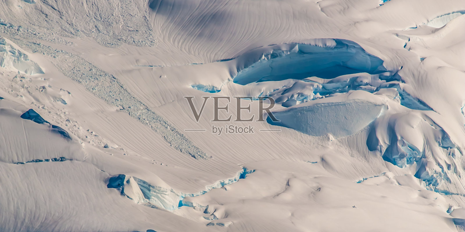 冰原上有雪和蓝冰照片摄影图片