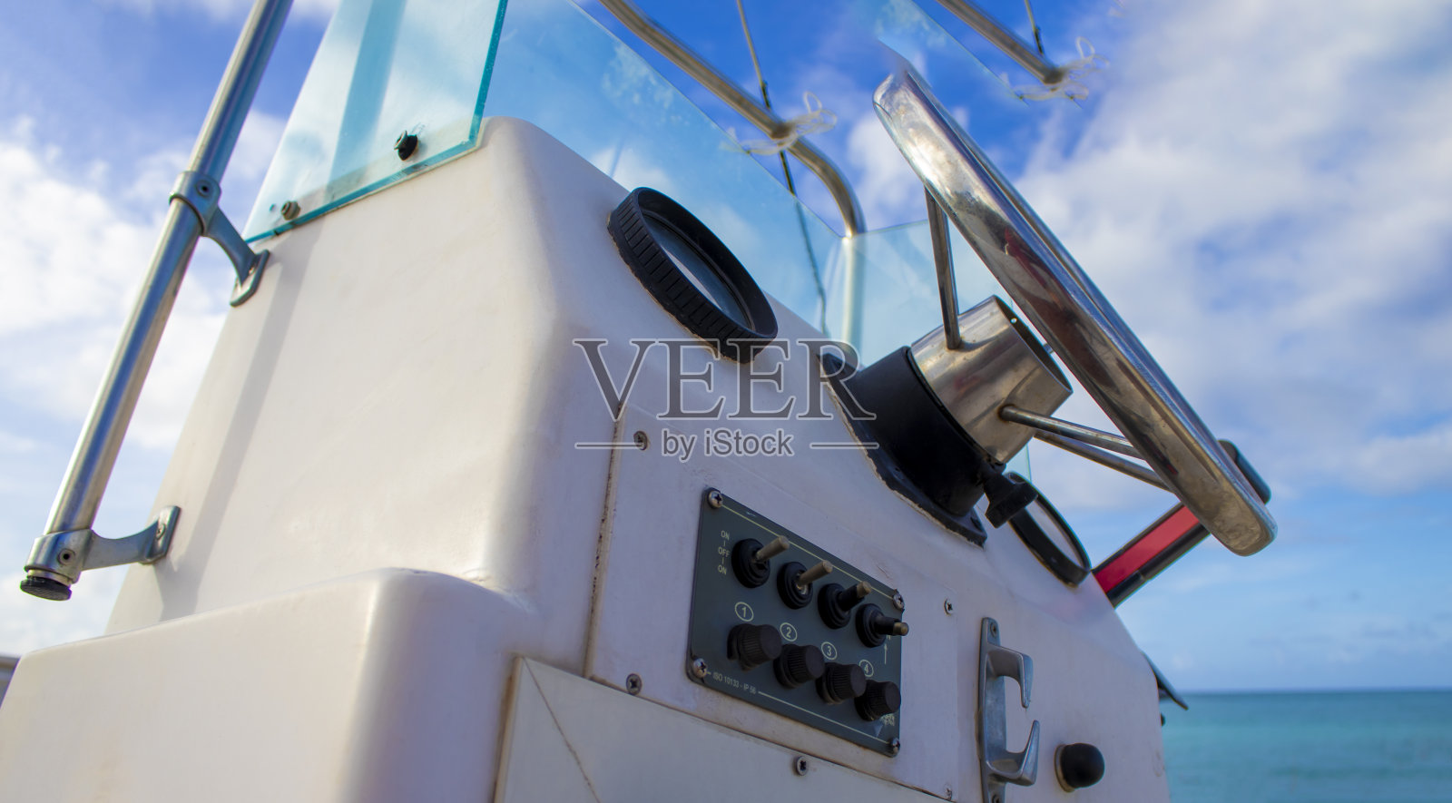 帆船用舵轮和仪表。游艇上的方向盘。意大利海上运送游客的小型游艇仪表盘。度假时去风景优美的地方旅游的概念照片摄影图片