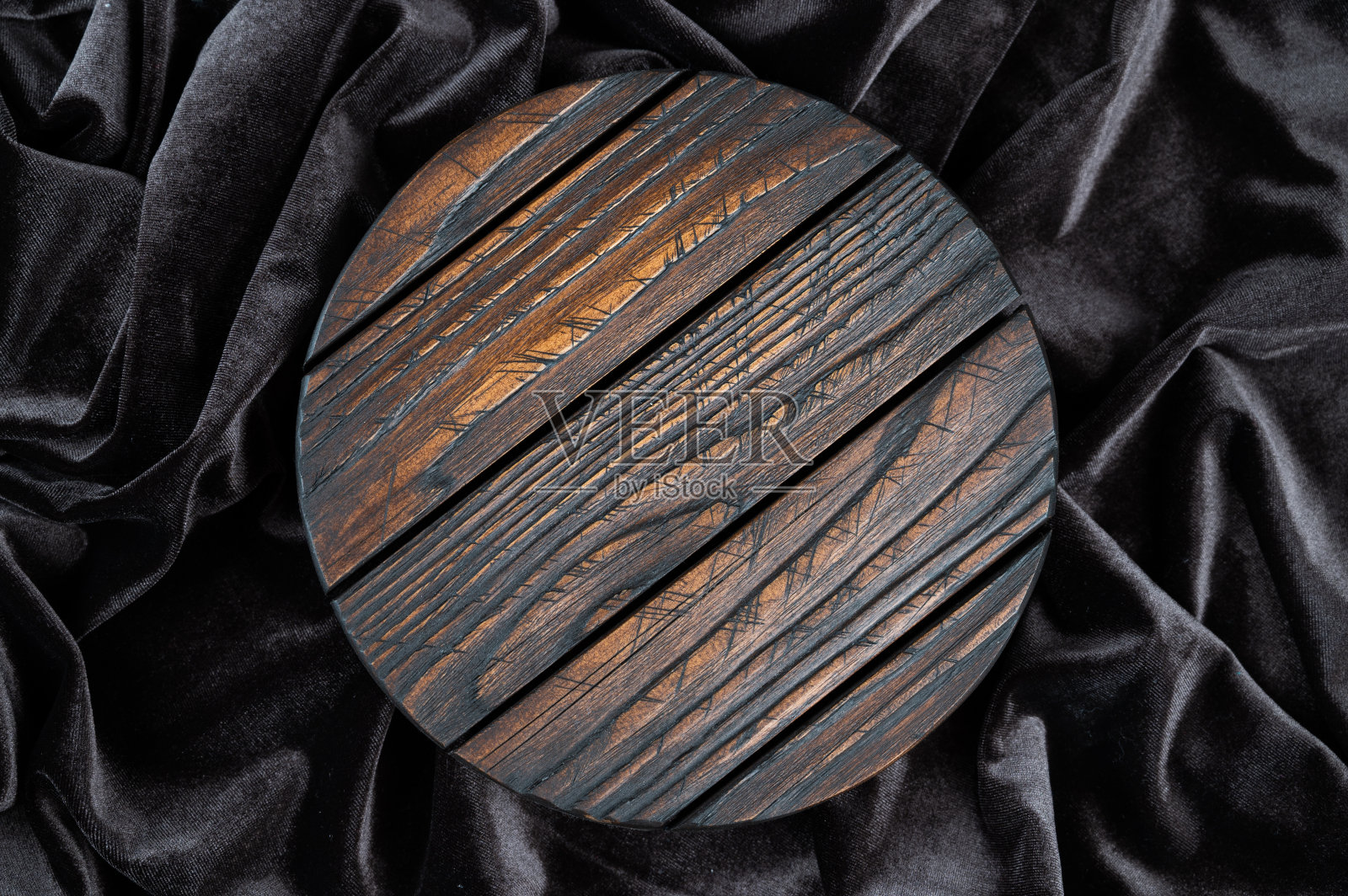 空纹理木托盘上的深色波浪天鹅绒表面顶视图。产品展示概念照片摄影图片