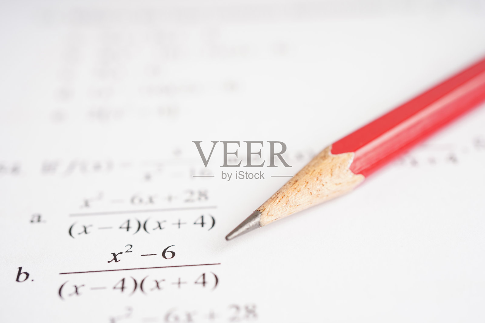 答题卡用铅笔画填写选择题，教育理念。照片摄影图片