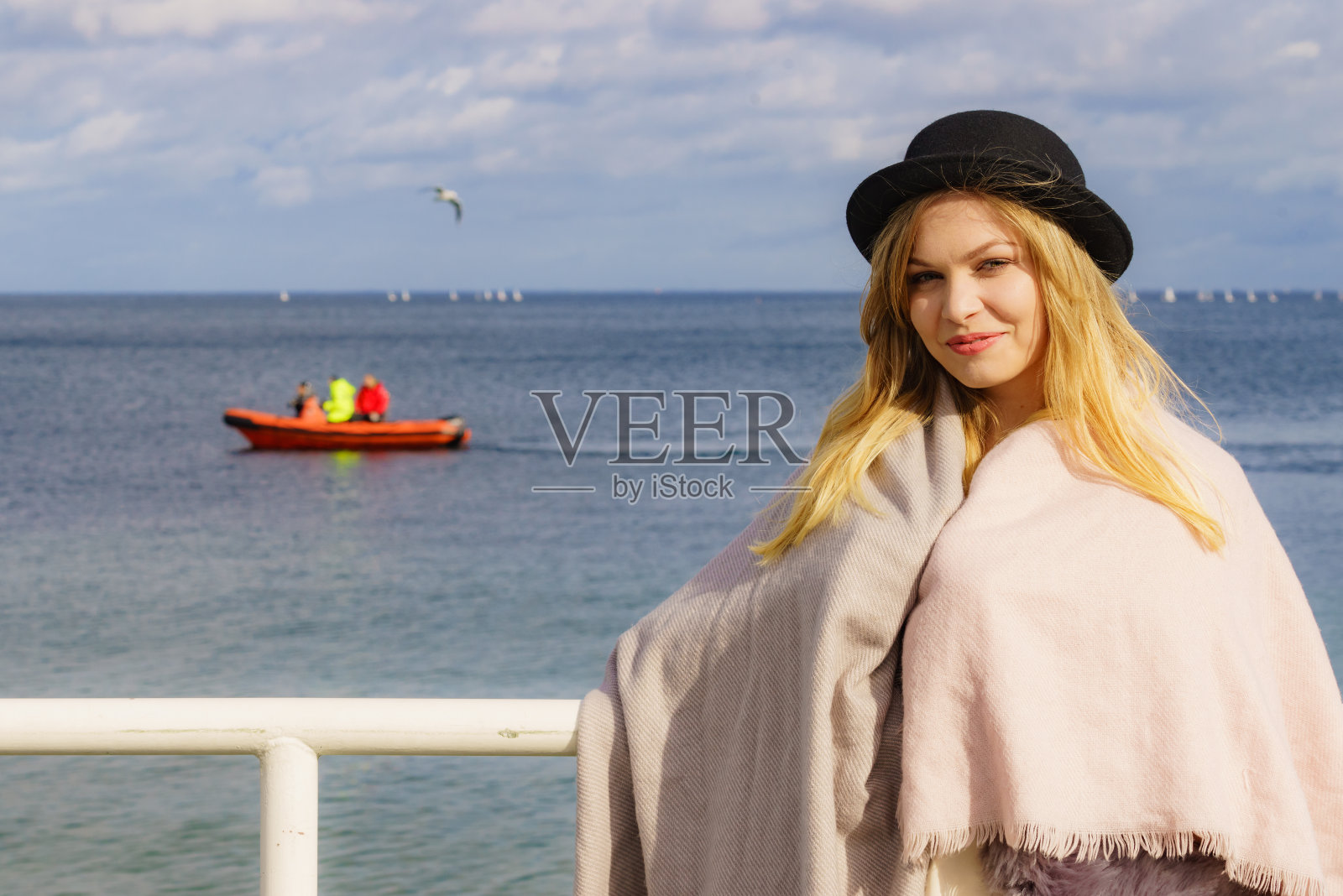 海边戴帽子的少女照片摄影图片