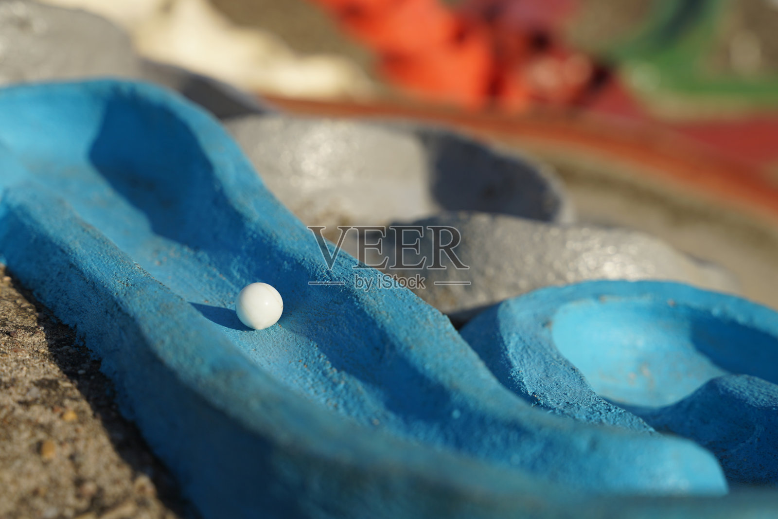 美丽的户外彩色大理石跑球跑道，深受家庭或儿童的喜爱照片摄影图片