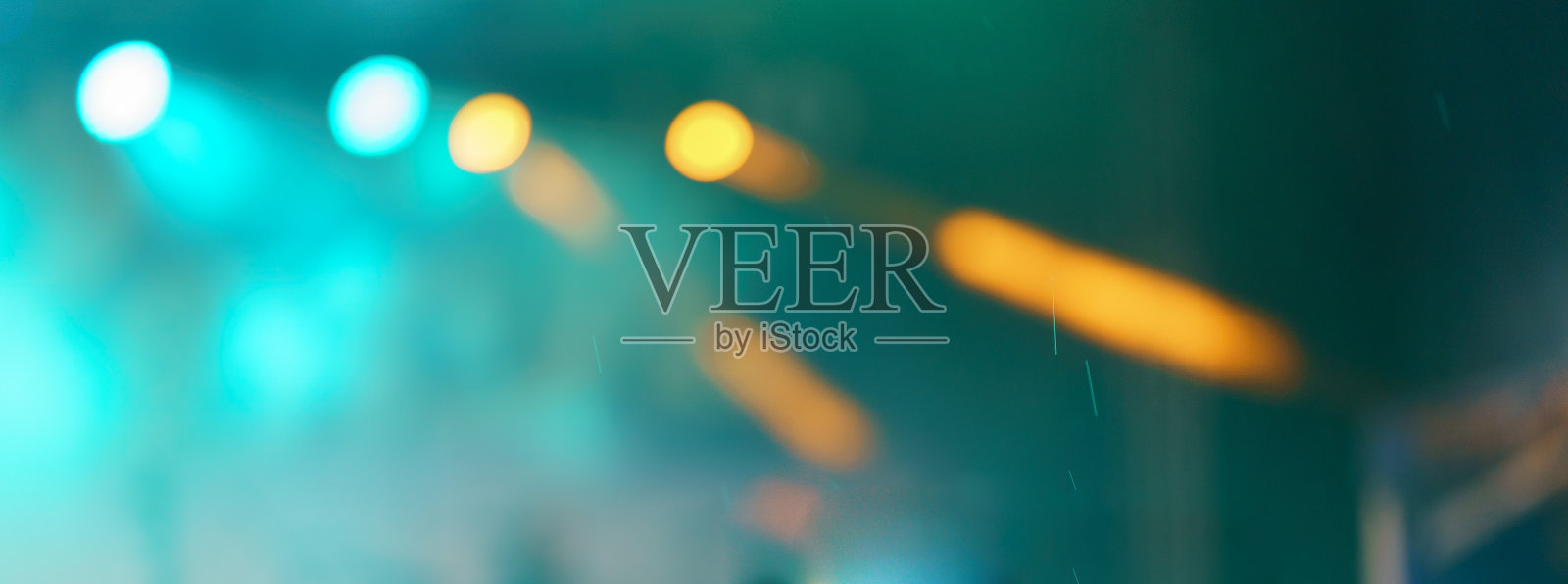 舞台上的未来主义明亮的蓝色和金色灯光散焦。照片摄影图片